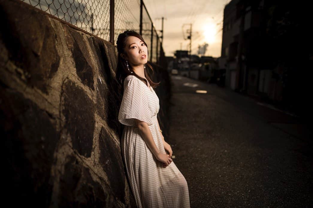 のインスタグラム：「#goodevening 🌆 ﻿ ﻿ 今日は今まで撮影でした🎥﻿ もう夜になると寒い🥶 ﻿ ﻿ この写真撮影したの﻿ 先週なんだけど﻿ 直前に買ってもらったカフェオレを﻿ スカートにこぼしたの😂💦﻿ ﻿ photo @ilkoallexandroff  ﻿ ﻿ 焦った顔を見せないように、﻿ でもシミを見せないように足を組み替えつつ…﻿ ﻿ で頑張った１枚🤣🤣﻿ ﻿ ﻿ 私はどうしてよく物をこぼすのだろう😇﻿ ﻿ ﻿ 大事な時にカフェオレとか飲むなと﻿ 言われそうだけど﻿ 集中したい時こそ﻿ カフェインを入れたくなる…﻿ ﻿ ﻿ 気をつけつつ善処します🙇‍♀️﻿ ﻿ ﻿ #model  #モデル ﻿ #作品撮り﻿ #イルコ #ポートレート ﻿ #被写体 #神戸﻿ #ポートレート撮影」
