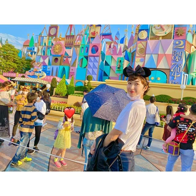 池江璃花子さんのインスタグラム写真 - (池江璃花子Instagram)「* Tokyo Disneyland🐭🏰 お揃いのコーデでやっと行けたディズニー！ 途中から晴れてくれて2人とも晴れ女だねって話してた☀️ 入って30分でチキン２つも食べて、カヌー漕いで🛶 絶叫系断固拒否の月がなぜかスペースマウンテン行きたがり、 多分1番怖いジェットコースターだったなと思いながら、 楽しい思い出がまた一つ増えました😋 あとは基本的に写真撮影でした🤳 #tokyodisneyland」10月6日 19時17分 - ikee.rikako