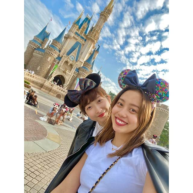 池江璃花子さんのインスタグラム写真 - (池江璃花子Instagram)「* Tokyo Disneyland🐭🏰 お揃いのコーデでやっと行けたディズニー！ 途中から晴れてくれて2人とも晴れ女だねって話してた☀️ 入って30分でチキン２つも食べて、カヌー漕いで🛶 絶叫系断固拒否の月がなぜかスペースマウンテン行きたがり、 多分1番怖いジェットコースターだったなと思いながら、 楽しい思い出がまた一つ増えました😋 あとは基本的に写真撮影でした🤳 #tokyodisneyland」10月6日 19時17分 - ikee.rikako