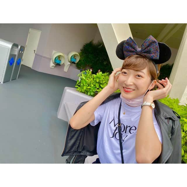 池江璃花子さんのインスタグラム写真 - (池江璃花子Instagram)「* Tokyo Disneyland🐭🏰 お揃いのコーデでやっと行けたディズニー！ 途中から晴れてくれて2人とも晴れ女だねって話してた☀️ 入って30分でチキン２つも食べて、カヌー漕いで🛶 絶叫系断固拒否の月がなぜかスペースマウンテン行きたがり、 多分1番怖いジェットコースターだったなと思いながら、 楽しい思い出がまた一つ増えました😋 あとは基本的に写真撮影でした🤳 #tokyodisneyland」10月6日 19時17分 - ikee.rikako