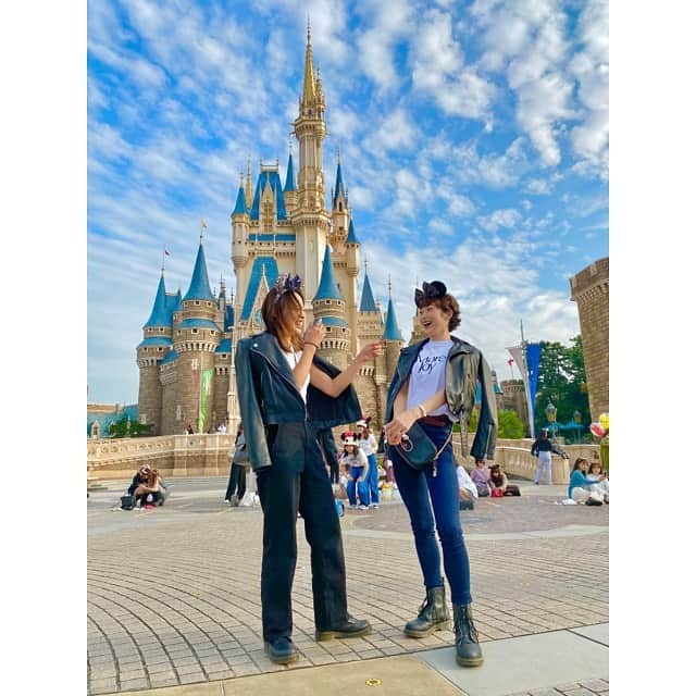 池江璃花子さんのインスタグラム写真 - (池江璃花子Instagram)「* Tokyo Disneyland🐭🏰 お揃いのコーデでやっと行けたディズニー！ 途中から晴れてくれて2人とも晴れ女だねって話してた☀️ 入って30分でチキン２つも食べて、カヌー漕いで🛶 絶叫系断固拒否の月がなぜかスペースマウンテン行きたがり、 多分1番怖いジェットコースターだったなと思いながら、 楽しい思い出がまた一つ増えました😋 あとは基本的に写真撮影でした🤳 #tokyodisneyland」10月6日 19時17分 - ikee.rikako