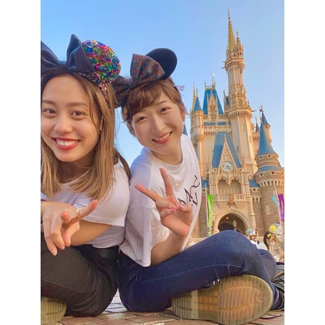 のインスタグラム：「* Tokyo Disneyland🐭🏰 お揃いのコーデでやっと行けたディズニー！ 途中から晴れてくれて2人とも晴れ女だねって話してた☀️ 入って30分でチキン２つも食べて、カヌー漕いで🛶 絶叫系断固拒否の月がなぜかスペースマウンテン行きたがり、 多分1番怖いジェットコースターだったなと思いながら、 楽しい思い出がまた一つ増えました😋 あとは基本的に写真撮影でした🤳 #tokyodisneyland」