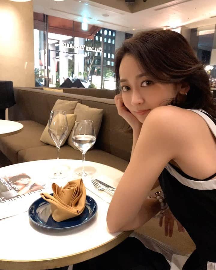 のインスタグラム：「@salonevendredi 🍽 今回山吹が食べたコースは✨ 『ワインと楽しむノラ・ジョーンズ 』🍷 食事とワインの組み合わせが最高すぎて。。どれも美味くて幸せでした🥺✨ 優雅な素敵な時間に感謝。。🎹☺️💓 ・ ・ ・ 写真…頑張ってキメてたら。。😎 まさかの動画やった🤣爆 ・ ・ ・　 #dinner #日本橋 #salonevendredi  #生演奏　🎹 #大人の遊び場  #大人女子 #私服#ootd  #キメ顔 #まさかの ピンボケ　爆 #たまには優雅に上品に 🏰 #山吹すぐ素に戻るけど㊙️爆 #美味しいご飯 幸せですね #素敵な時間に感謝 ☺️💓」