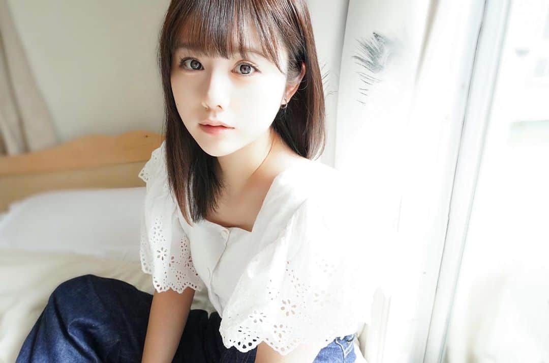 緑川百々子のインスタグラム：「🩹  写真だけ再掲。 髪伸びたね。  今日は時間がゆっくり進む。 時間を持て余すと思考する。 考えすぎると大抵ノスタルジーに 打ちのめされて終わるんだよね。」