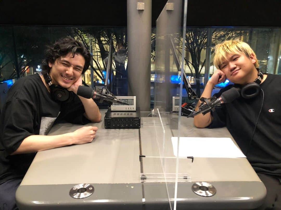 J-WAVEさんのインスタグラム写真 - (J-WAVEInstagram)「﻿ J-WAVE SELECTION BEHIND THE MUSIC～藤井 風×Yaffle～﻿ ﻿ 一夜限りのスペシャルプログラムが、10月4日(日)にオンエアされました✨﻿ ﻿ 音楽シーンに突如現れ、聴衆の心をつかんで離さない藤井 風。自身の作品について、そして新たな挑戦、この先見つめている未来について語るプログラム。さらに番組には、藤井 風のサウンドプロデュースを手掛け、その感度の高いプロデュースワークで幅広く活躍するYaffleも登場！﻿ ﻿ 今まで深く掘り下げることのなかった、藤井 風の1st ALBUM『HELP EVER HURT NEVER』を、2人の語り合いで紐解いていきました。﻿ ﻿ 2人の貴重なトークが、radikoの1週間タイムフリー機能でお聴きいただけます。ぜひチェックしてみてください（10月11日まで）﻿ ﻿ #jwave #jwave813 #jwaveselection #藤井風 #Yaffle #ナビゲーター #日曜日 #日深夜 #ラジオ #ラジオ番組 #radio #radiko #radikoタイムフリー #ラジオ好き #ラジオ好きな人と繋がりたい #音楽 #music #アルバム #HELPEVERHURTNEVER #音楽談義 #音楽シーン #スペシャル番組 #藤井風好きな人と繋がりたい」10月6日 19時25分 - jwave813