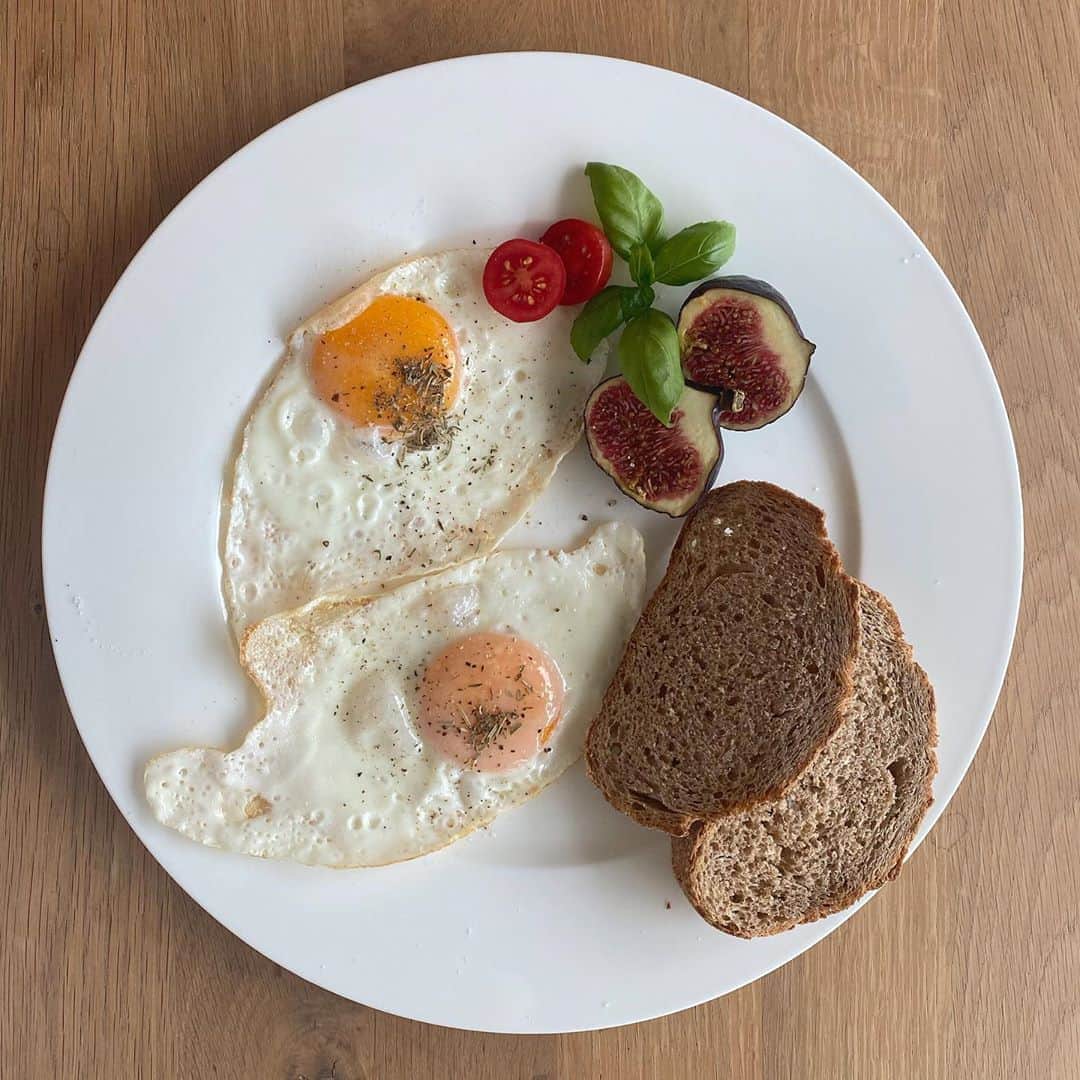 サクラ・キルシュさんのインスタグラム写真 - (サクラ・キルシュInstagram)「🥯🍳🍅  秋休みで時間があるので、自分で朝ご飯を用意しました。🤍 目玉焼きにライ麦パンそしてイチジク。 . good morning :)  I’m having some sunny-side up with bread and figs. Have a nice day ☺️ . #goodmorning #morningvibes #morning #breakfast #breakfasttime #sunnysideupegg #yum」10月6日 19時27分 - sakura_kirsch