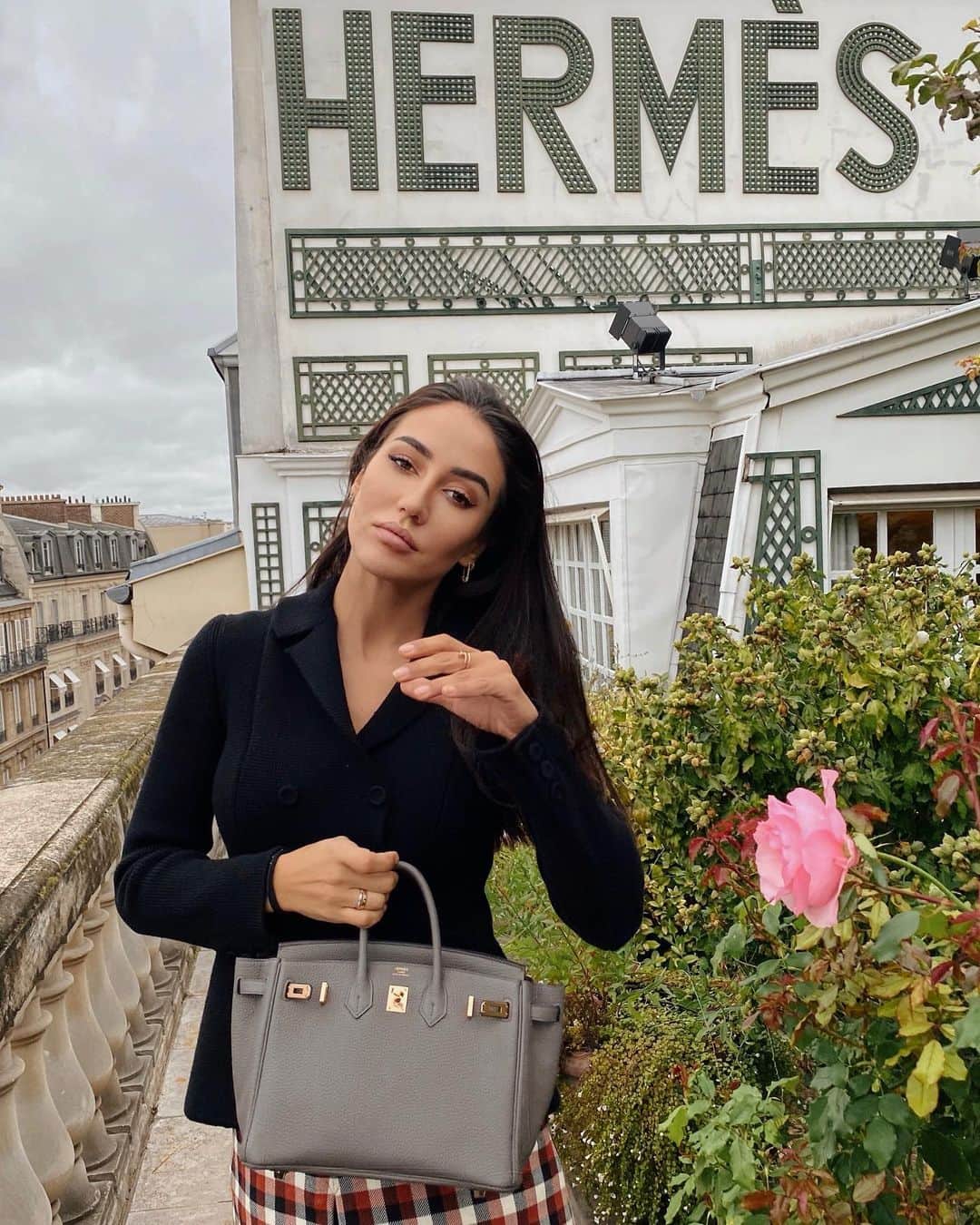 Tamara Kalinicさんのインスタグラム写真 - (Tamara KalinicInstagram)「Dreams come true! I visited @hermes secret garden on top of their flagship boutique and ate apple tart from the apple tree they grow there - is this real?」10月6日 19時30分 - tamara