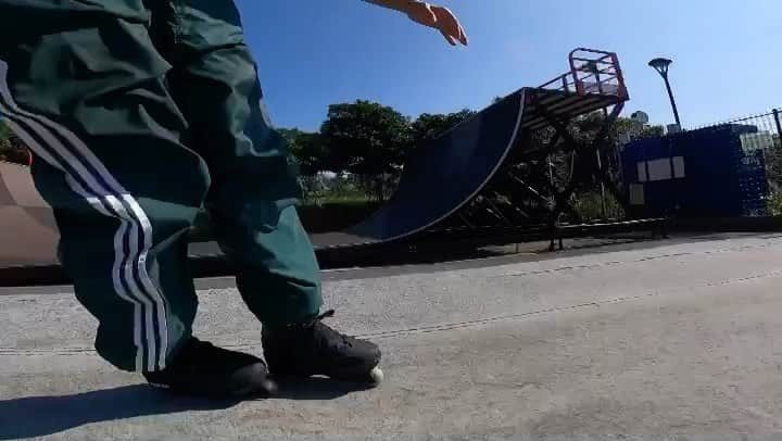 のインスタグラム：「E-STYLE COTEST 協賛紹介🔥🔥🔥🔥 やるで！やるで！やるで！ 協賛有難う御座いまーす！ @senaramp  @goprojp  @clapsstore_official  @soulvisionworks  @glitch_oil_japan  @deeport.inst  @grawjumpjapan  @themskates  @roces_official  @mft__official  @barberr_k2  @yamadagreenparkskatepark  @ishidakanamono  BLADINGを盛り上げて下さる沢山の企業様！様々です！ GOLDSTYLE presents  E-STYLE CONTEST受付中です☝️ あらゆる手段で伊藤千秋に動画をお送り下さい😁 10/15までに♫ 既にお送りになられた方基本的には返事を返してますが、送ったけど返事が無いとかありましたらあらゆる手段で伊藤千秋にご連絡下さい。笑 動画を送って頂いた時に返信してます👍 入賞者や副賞色々あります！  オンラインチャンピオンの他に、新人賞、ガールズ賞、スーパーキッズ賞、クリエティブ賞 カンバックレジェンド賞と、沢山の副賞を準備しております！ 是非皆様！ ゆーるく気軽に参加してね！ トリックスキルでも アイデアスキルでも 編集スキルでも 様々な角度で副賞チャンスがあるので自分が狙えるVIPを狙って行きましょう！ ◼️ルール 高さ30cm以上 長さ2m以上 レールorカーブ (ボックスレール禁止) 60秒以内の動画を10/15までにお送り下さい。 3トリック以上が条件となります。 参加費1,000円 直接会える人は直接でも大丈夫です🙆‍♂️  #claps #clapsstore  #e-style #goldstyle  #inlineskate #bladies  #blading」
