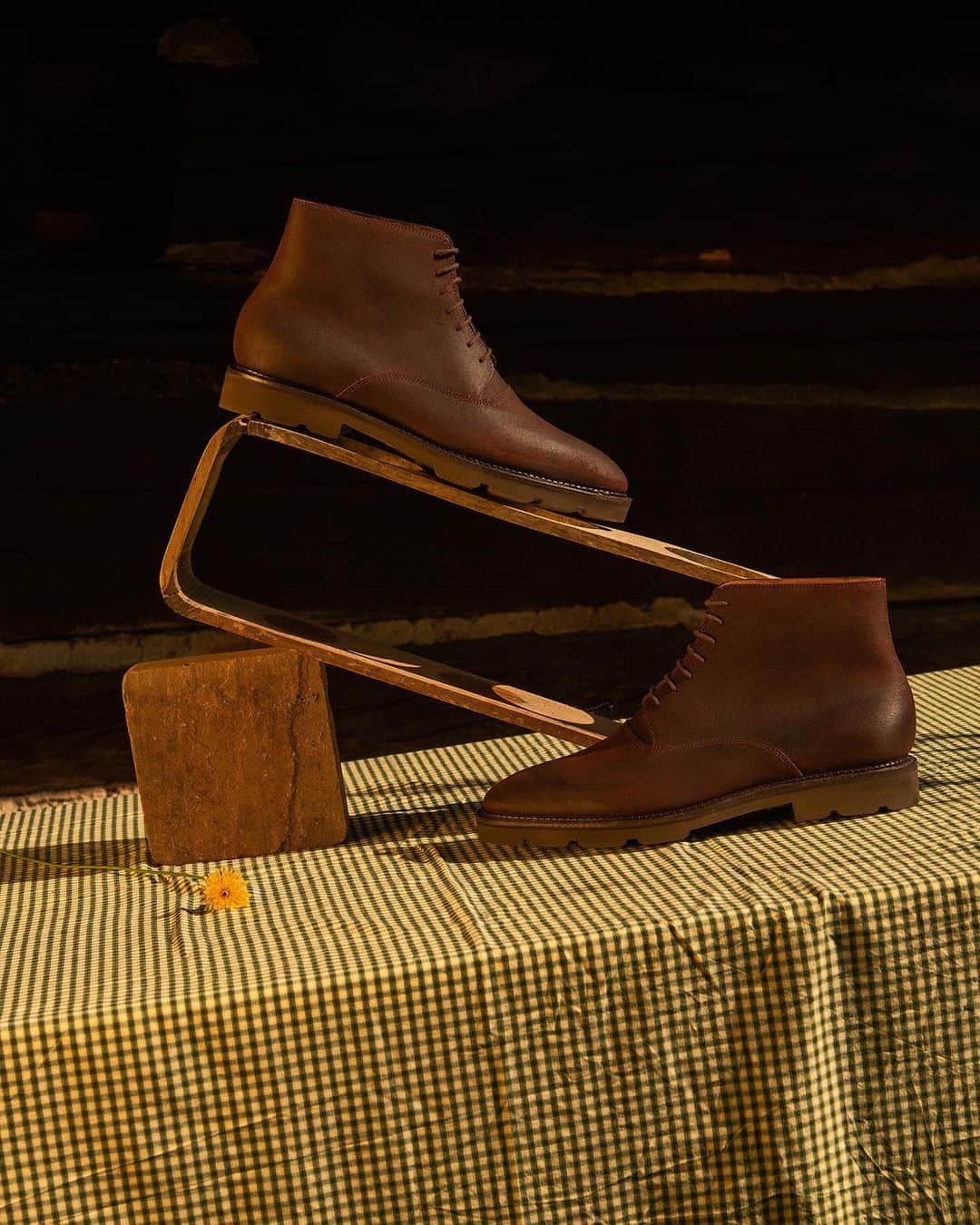 ジョンロブのインスタグラム：「Introducing Forge, a plain fronted Oxford boot with a seven eyelet derby opening, crafted in our new fully waxed suede. . #johnlobb @wurlidaps」
