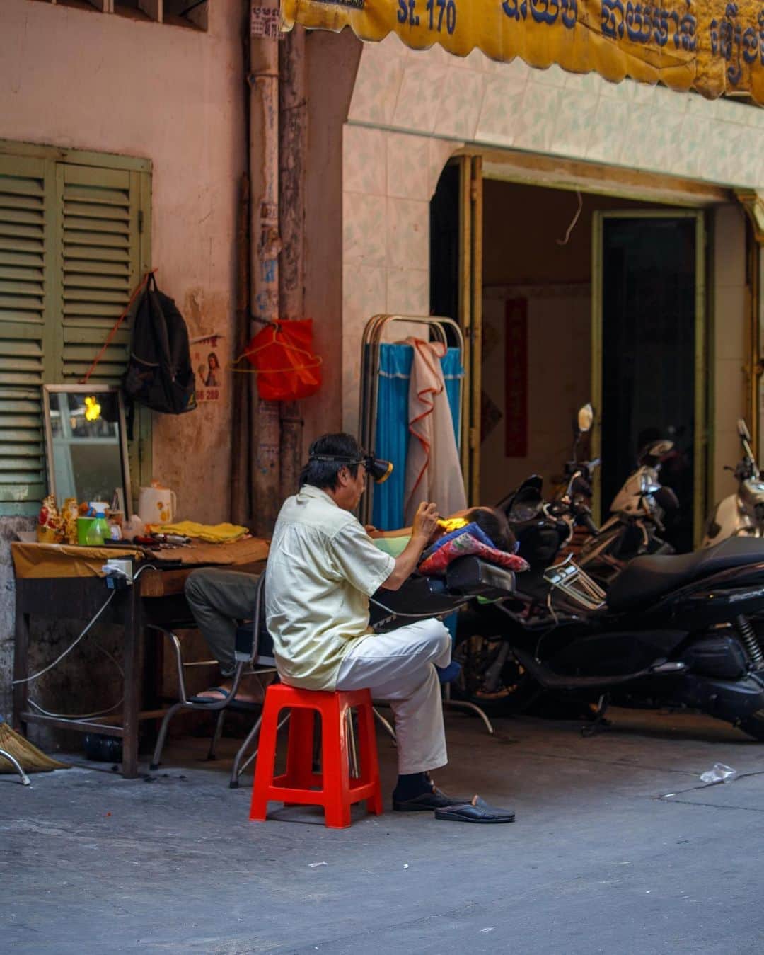 Shunsuke Miyatakeのインスタグラム：「An ear cleaner in a back alley, Phnom Penh, Cambodia」
