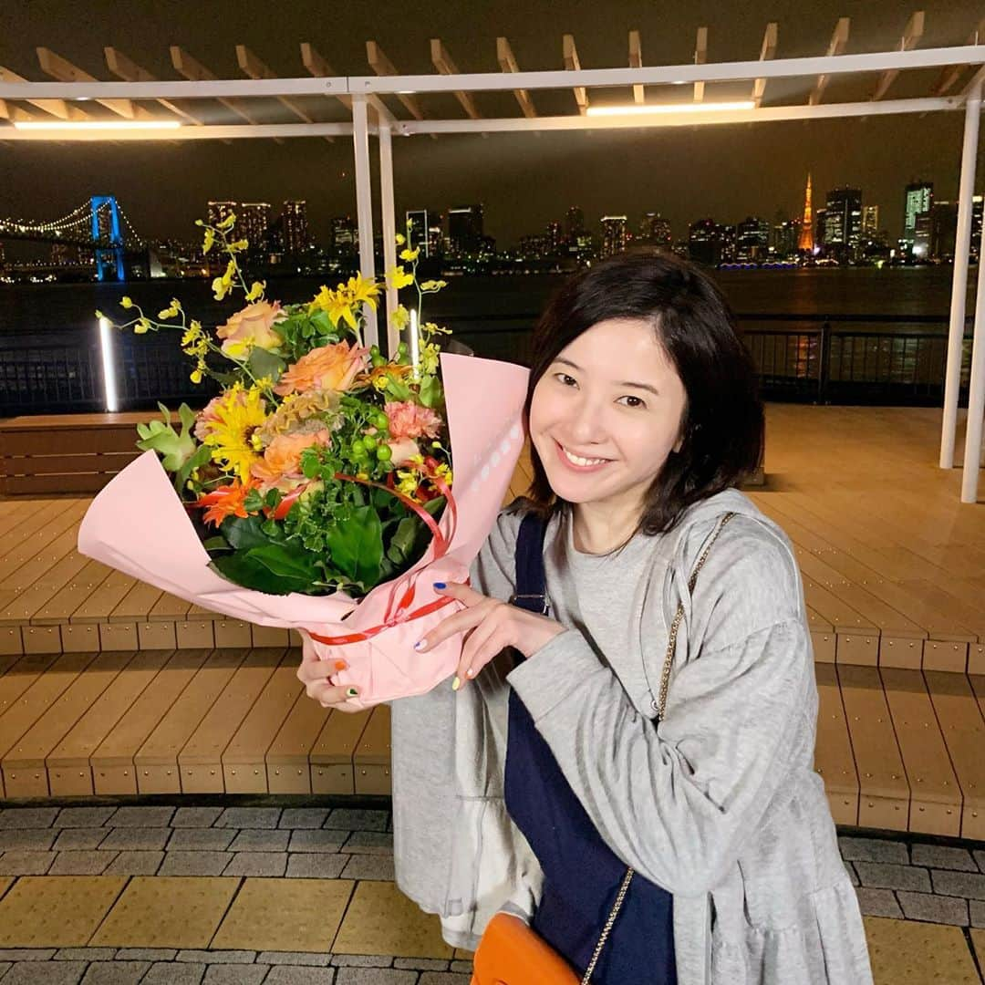 東京タラレバ娘さんのインスタグラム写真 - (東京タラレバ娘Instagram)「倫子〜！もうこの笑顔に何度癒されたか〜。明日の放送で、これでもか！！ってほど目に焼き付けましょうね、皆さん。ちなみにこの倫子すっぴん風メイクなの気付いちゃいました？なぜすっぴん風メイクのシーンなのか・・・いろいろあるのよ〜女子には。メイクができないほどのコンディションの時もあるのよ〜。（えっ？ないって？皆さん女子力高すぎ） #タラレバ #東京タラレバ娘 #タラレバ2020 #東村アキコ #クランクアップの写真なのに #アップに関してのコメント全然書いてなかった #だって終わるのが寂しいんだもん #でもなんかタラレバ娘のストーリーは #まだまだいろんなことが起きそうなので #いつかまた見られることを切に願ってます #ハッシュダグで遠回しにプロデューサーにお願い #公式の前代未聞のチャレンジはまだまだ続く #吉高由里子 #榮倉奈々 #大島優子 #坂口健太郎 #鈴木亮平 #田中圭 #平岡祐太 #石川恋 #松下洸平 #渡辺大知」10月6日 19時40分 - tarareba_ntv