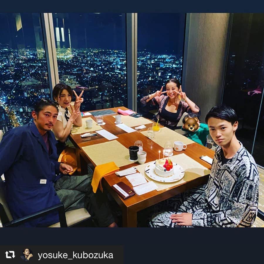 PINKYのインスタグラム：「愛流17歳のバースデーパーティ・Day2❣️🎂🌟   お誕生日会2日目は、昨年と同じ絶景レストランにてお祝い🥂🍾🎉❤️✨  お兄ちゃん、今年の誕生日当日はお友達と過ごすかも？ということだったので、 もともとはこちらのレストランだけでお誕生日会を予定していたのですが、 前々日に『やっぱり誕生日は家で過ごす！』と言ってくれたので、 今年はお家パーティ＆レストランパーティの、 2日連続のお祝いとなりました㊗️🥂🎂❤️✨ 　 (そして私達も、2日間美味しいものを満喫できてhappy😁🍽💕笑)  お誕生日って、本当に幸せ❤️✨  ・・・  #love #happy #family #happybirthday #17歳 #窪塚愛流 #AiruKubozuka #birthdayparty #お誕生日会 #ZK #家族団欒」