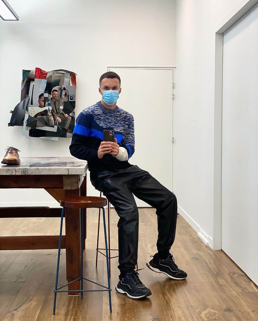 クリスヴァンアッシュのインスタグラム：「#OFFICE / NEW STOOLS #🖤#PIERREJEANNERET  #berluti #krisvanassche」