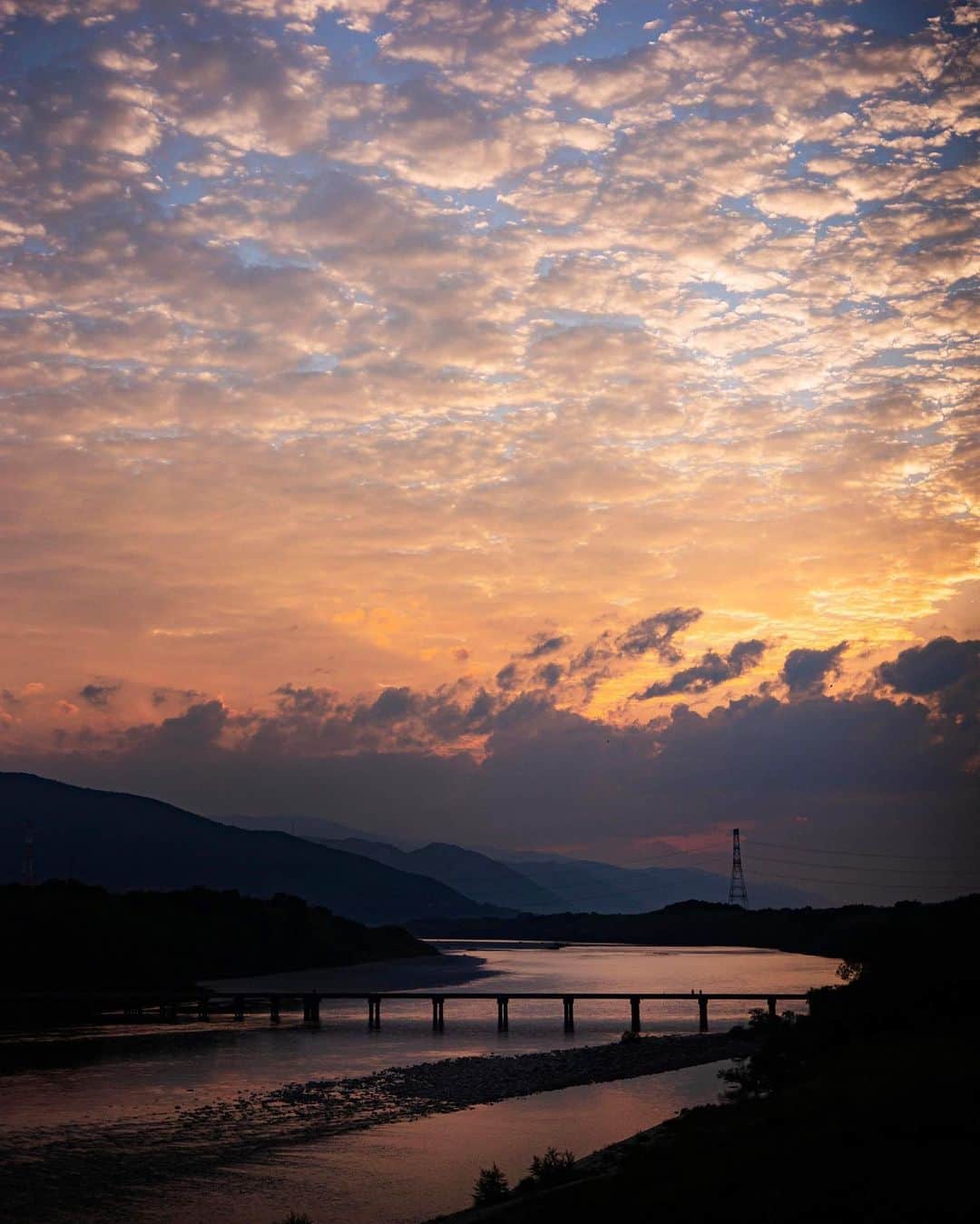大杉隼平さんのインスタグラム写真 - (大杉隼平Instagram)「京都での撮影を終え、徳島に向かいました。  「おかえりなさい」たった一言がその土地を故郷だと感じさせてくれます。  大切な場所。その土地の為にできることをしていきたいと思います。  11月の東京。12月の徳島での写真展。多くの方の協力を頂き準備を進めています。是非見に来て頂ければ嬉しいです。  #写真 #徳島 #photo #photography #tokushima #故郷 #ライカ #leica #shumpeiohsugi #shumpeiohsugi_photographer #大杉隼平」10月6日 19時45分 - shumpeiohsugi_photographer