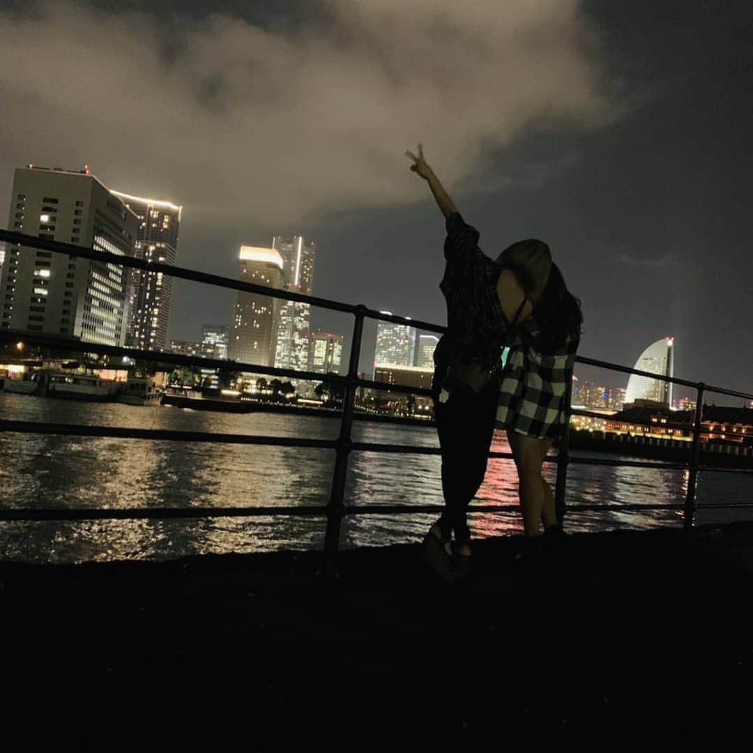 聖母リナコさんのインスタグラム写真 - (聖母リナコInstagram)「夜景って本当に素敵🌼🤍 大桟橋までのお散歩もきもちよくてパワー漲ったあああ！！！生きてる〜💜 ． #横浜 #横浜散歩 #夜景 #大桟橋 #夜道 #観光スポット #観光 #休日 #旅行 #女子旅 #女子旅行 #歌舞伎町 #可愛い #キャバクラ」10月6日 19時45分 - minerinako