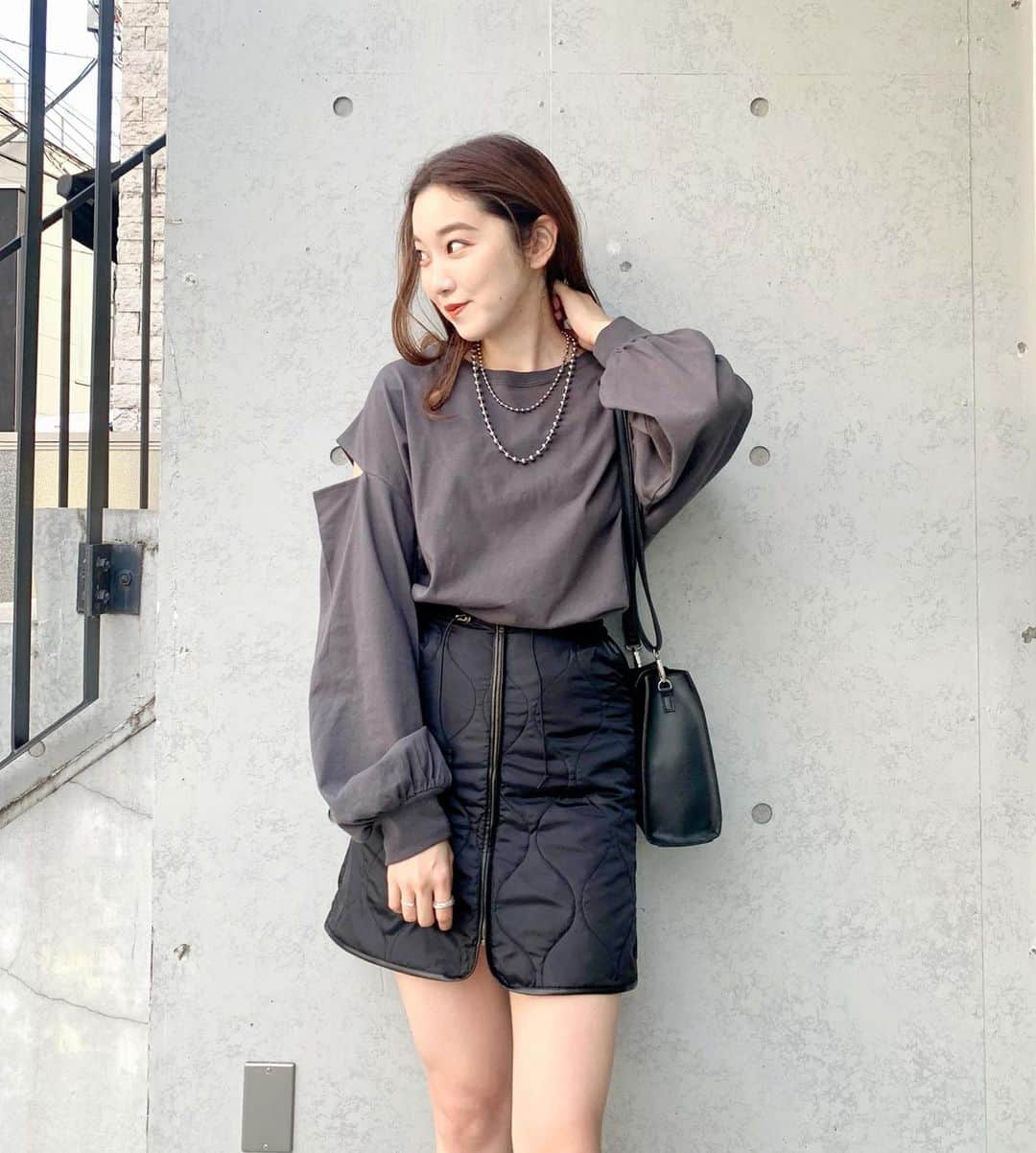 mina hinokuchiのインスタグラム：「. ボールネックレス、 大きさ違う2つ重ね付けしたら可愛かった！！❣️ . もうすぐ入荷のオープンショルダーロンTを今日は辛めにblackコーデにしてみました♪♪ もう少し涼しくなったらニットと重ねて着る予定🗓🍁 . . #whoswhochico #salonbychico #フーズフーチコ #ワントーンコーデ #キルティングスカート　#スカート今週入荷します💯」