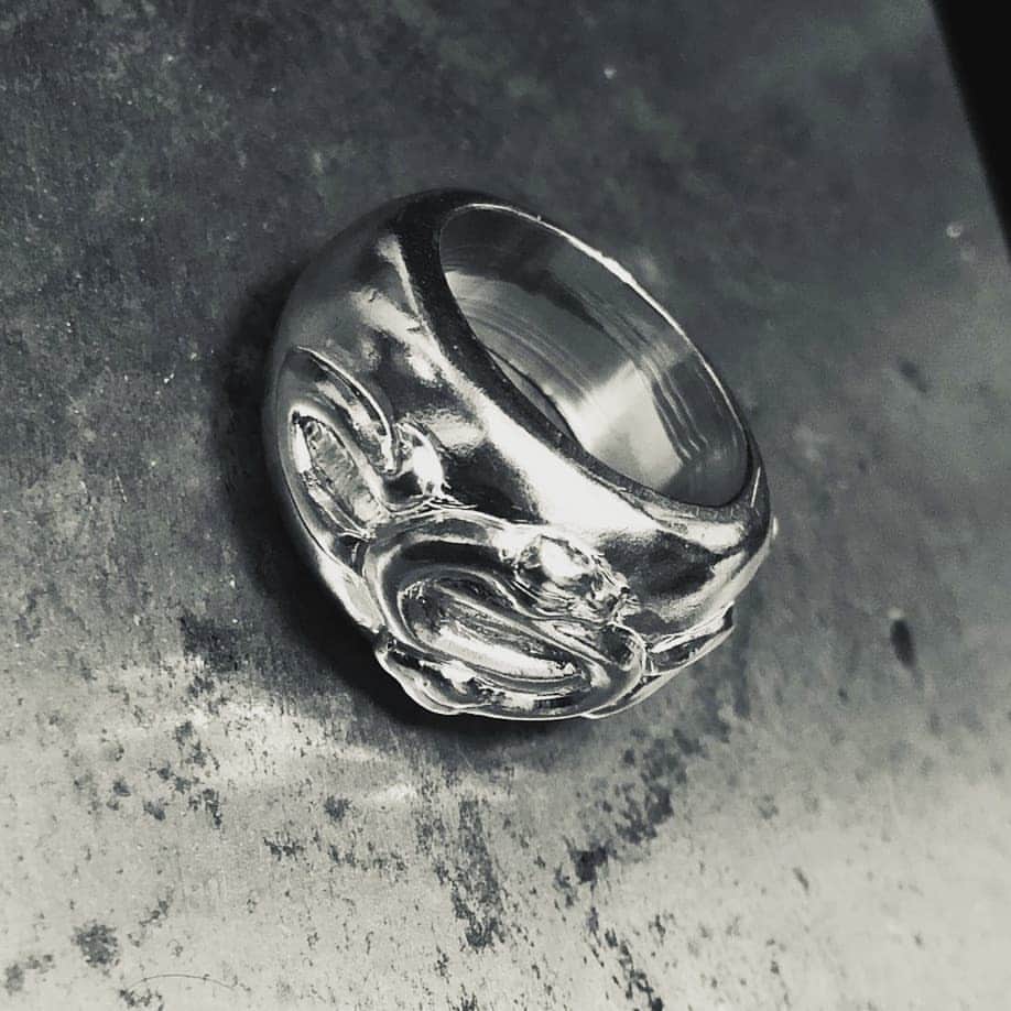 斉藤秀翼のインスタグラム：「ワックスから一先ず銀になった。 ここから仕上げて完成に向かいます。  #シルバー #silver #accessories #ring #指輪 #アクセサリー #オリジナルアクセサリー #オリジナルリング #originalaccessories #originalring」