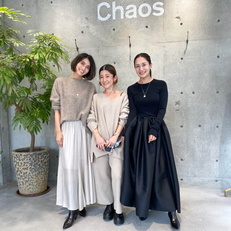 亀恭子のインスタグラム：「@chaos_tokyo.jp  #instagramlive   先日のインスタライブ 観て頂いた皆様、ありがとうございました！  私が着用したアイテム詳細です☟  ⚫︎シエラウールクルーネックニット 26400円　予約アイテム ⚫︎バッスルロングスカート 63800円　予約アイテム ⚫︎ジョセフ ロングブーツ　117700円　店頭で発売中  洋服は共にカオスオリジナルです❤︎  director 櫛部さんの愛溢れる素材へのこだわり、シルエット… 大人の女性の為のワードローブ。  ブランドデビュー時からカオスのいちファンでして、 この日はいつもに増して高揚しながら、ライブに参加させてもらいました。  カオスの新作たちを是非チェックして下さい❤︎  #instagramlive #chaos #chaosomotesando #fashion #2020fw #autumn #❤︎」