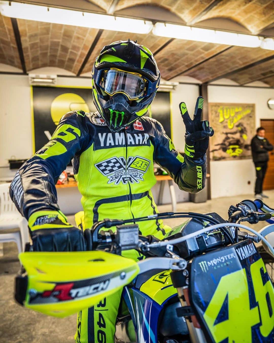 バレンティーノ・ロッシのインスタグラム：「Saturday training at the MotoRanch with @daineseofficial Flat track experience and @vr46ridersacademyofficial  📸 @camilss」