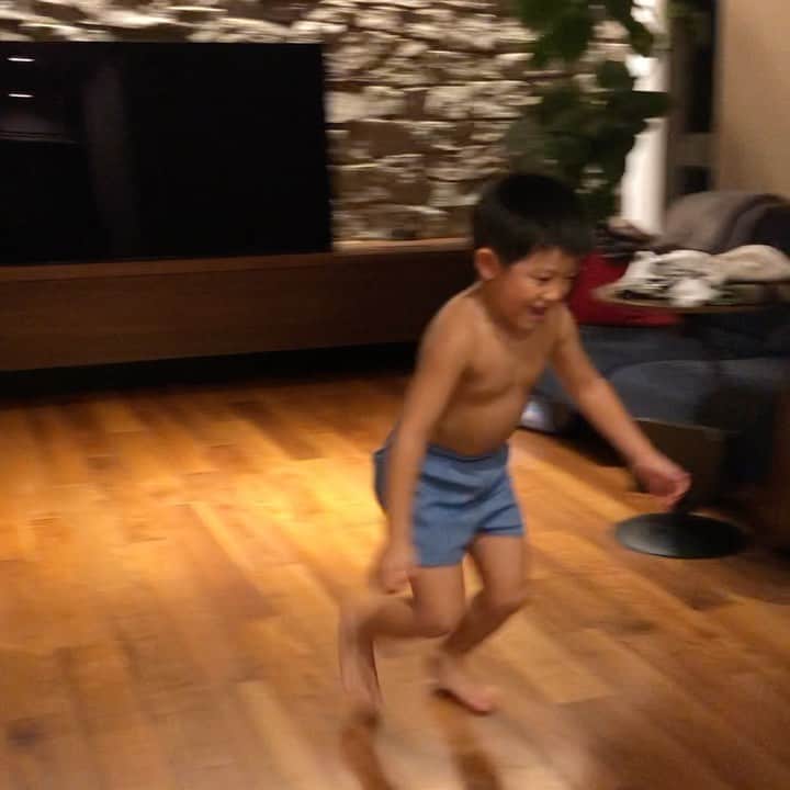 増嶋竜也のインスタグラム：「10回できるまではテレビはみれま10  #ドラゴンボールが大好きな長男 #洋服脱いでスーパーサイヤ人らしい #筋斗雲で幼稚園に行きたいらしい #見たいなら10回成功しなさい #さぁがんばれ #全集中の呼吸」