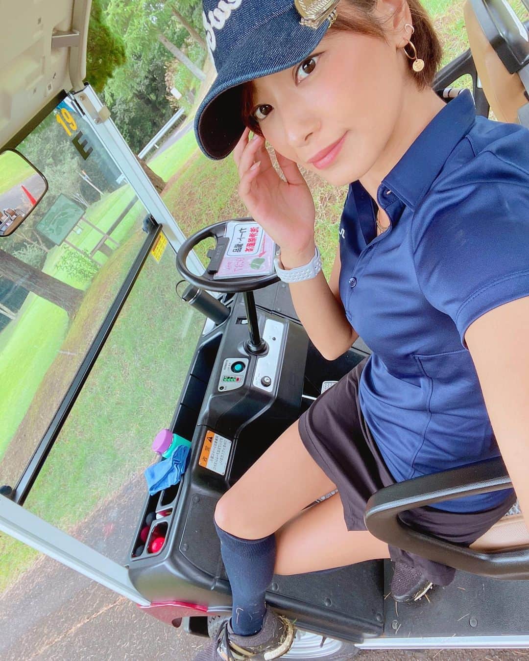 彩海のインスタグラム：「. . ゴルフにどハマりな秋⛳️ . ティーショットが苦手だし 相変わらず下手ですが 楽しくて楽しくてゴルフ熱再燃♡ . . 最高の季節よねー🌾 . サイカフィットコンペ開催できるまで頑張る笑 . . . #ゴルフ女子 #ゴルフウェア #ゴルフコーデ #ゴルフ好きな人と繋がりたい #ゴルフ好き #ゴルフ女子コーデ #ゴルフ上手くなりたい#golfstagram #golflife #golflife #golfwear #golfwear #golfswag #golfaddict #golfinjapan」