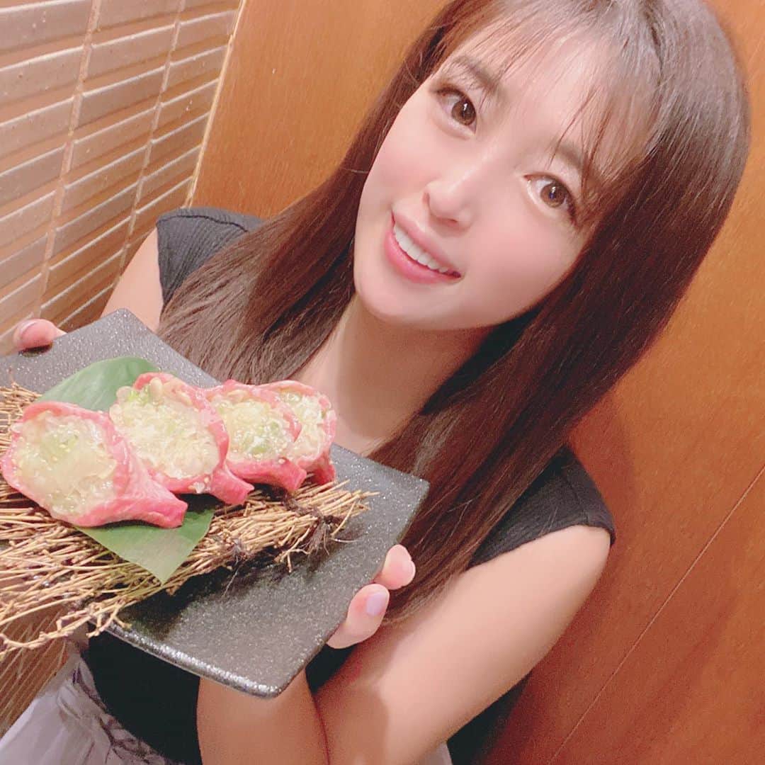 手束真知子さんのインスタグラム写真 - (手束真知子Instagram)「虎ノ門にある焼肉ホルモン「山水縁」さんへ行きました❣️ @sansuien_toranomon  厚切り生タン塩ネギ包み焼きが本当ーーーーーに美味しい！至福の味！天国！ヘブン！  これで¥2,100はお得すぎますっ  カルビやハラミ、ロースも全て美味しすぎました(´▽｀)♡  このクオリティなのにリーズナブル！  個室なのでソーシャルディスタンスもバッチリ！とても居心地の良い時間でしたっ  #山水縁 #虎ノ門焼肉 #焼肉 #牛タン #タン塩 #ネギタン塩 #厚切り生タン塩 #ネギ包み焼き #pr #トリドリベース」10月6日 19時53分 - machikotezuka