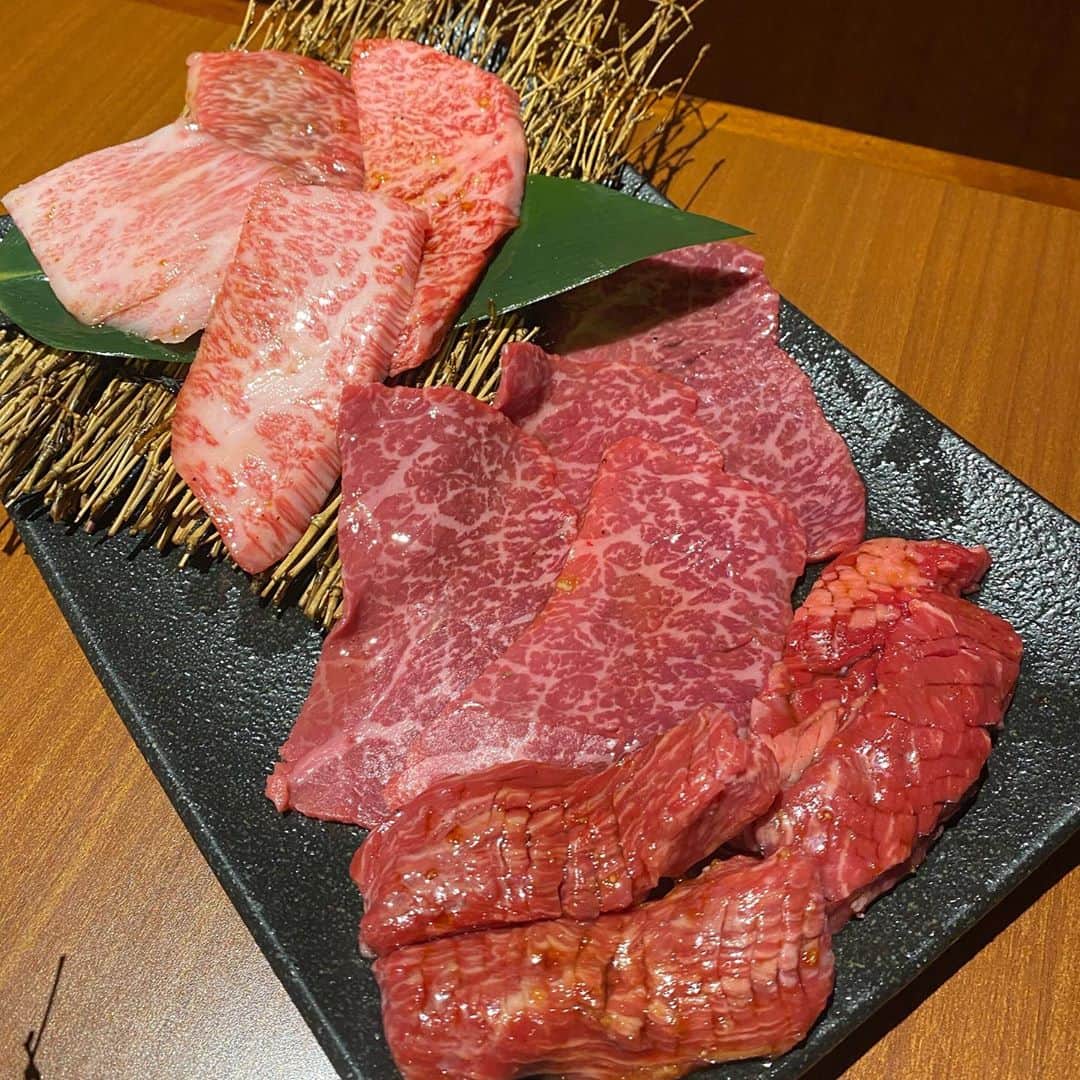 手束真知子さんのインスタグラム写真 - (手束真知子Instagram)「虎ノ門にある焼肉ホルモン「山水縁」さんへ行きました❣️ @sansuien_toranomon  厚切り生タン塩ネギ包み焼きが本当ーーーーーに美味しい！至福の味！天国！ヘブン！  これで¥2,100はお得すぎますっ  カルビやハラミ、ロースも全て美味しすぎました(´▽｀)♡  このクオリティなのにリーズナブル！  個室なのでソーシャルディスタンスもバッチリ！とても居心地の良い時間でしたっ  #山水縁 #虎ノ門焼肉 #焼肉 #牛タン #タン塩 #ネギタン塩 #厚切り生タン塩 #ネギ包み焼き #pr #トリドリベース」10月6日 19時53分 - machikotezuka