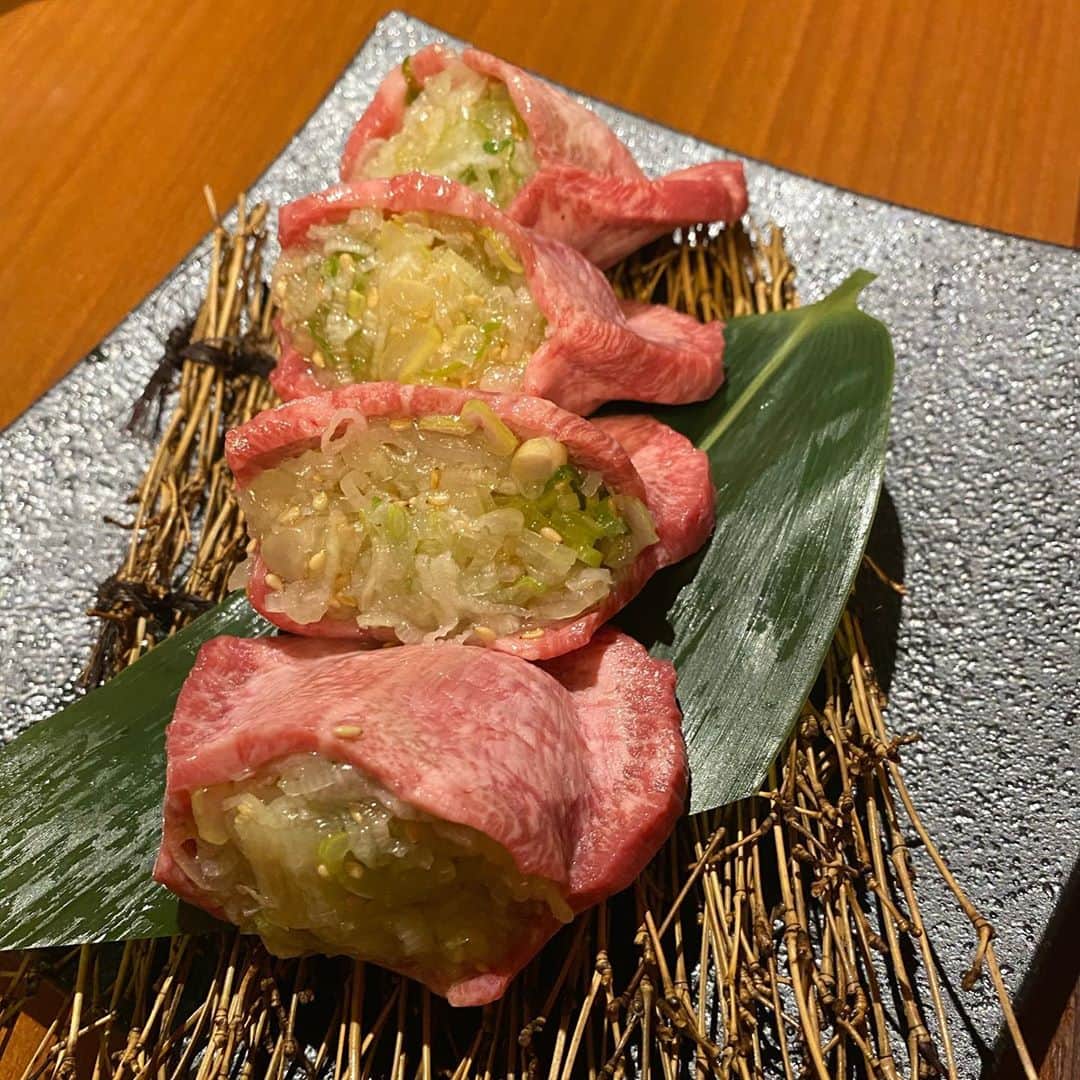 手束真知子さんのインスタグラム写真 - (手束真知子Instagram)「虎ノ門にある焼肉ホルモン「山水縁」さんへ行きました❣️ @sansuien_toranomon  厚切り生タン塩ネギ包み焼きが本当ーーーーーに美味しい！至福の味！天国！ヘブン！  これで¥2,100はお得すぎますっ  カルビやハラミ、ロースも全て美味しすぎました(´▽｀)♡  このクオリティなのにリーズナブル！  個室なのでソーシャルディスタンスもバッチリ！とても居心地の良い時間でしたっ  #山水縁 #虎ノ門焼肉 #焼肉 #牛タン #タン塩 #ネギタン塩 #厚切り生タン塩 #ネギ包み焼き #pr #トリドリベース」10月6日 19時53分 - machikotezuka