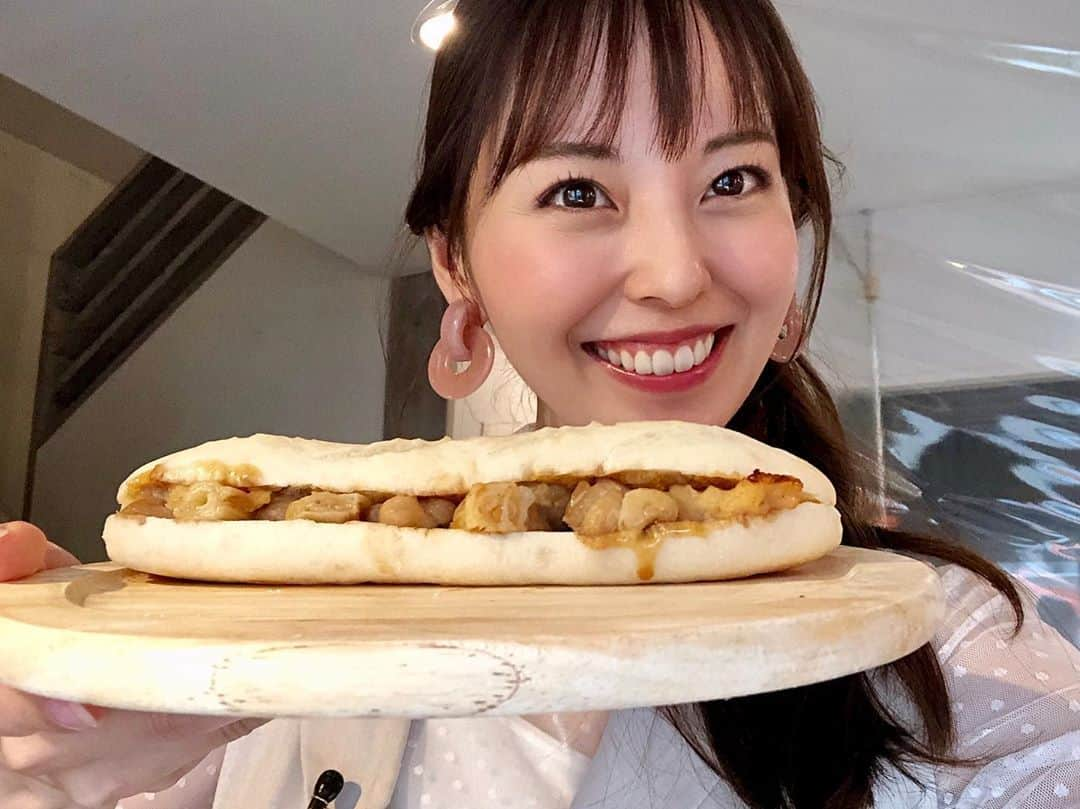 HBC北海道放送アナウンス部さんのインスタグラム写真 - (HBC北海道放送アナウンス部Instagram)「こんばんは、森田絹子です🌻﻿ ﻿ 今日ドキッ！「お好きでしょ。」とシロクマベーカリーがコラボしたパンが、明日から限定販売されます〜！﻿ ﻿ 私と文さん(@ayana.kasai )が考えたパンを、なんと！完全再現で作ってくださったのです✨﻿ ﻿ ★【絹(シルク)パン】 180円﻿ 絹のまゆ玉をイメージしたミルククリームのパン！﻿ もちもちの白玉とカリカリのザラメがポイントです✨甘～くてとろける食感です❤️﻿ ﻿ ★【焼き鳥パンがお好きでしょ。 】180円﻿ 文さん、とにかく焼き鳥が大好きすぎて考案！﻿ じゅわっと甘辛いたれと酸味のあるマヨネーズが食欲をそそります✨具沢山でボリューム満点❤️﻿ ﻿ あすから来週１２日までの6日間、シロクマベーカリー本店で限定販売です。﻿ ﻿ もう…びっくりです…好き勝手描いた絵が、プロの手によって具現化されると こうも美味しくなるんですね…😭(笑)﻿ ﻿ ぜひ味わってみてもらえると嬉しいです✨﻿ ﻿  シロクマベーカリー本店﻿  @sirokumabakery  札幌市白石区本郷通13南5-20﻿ ﻿ #シロクマベーカリー  #今日ドキッ！﻿﻿ #森田絹子﻿ #葛西文奈 さん﻿ #札幌パン﻿ #札幌ベーカリー #札幌ランチ #札幌テイクアウト」10月6日 19時54分 - hbc_announcer