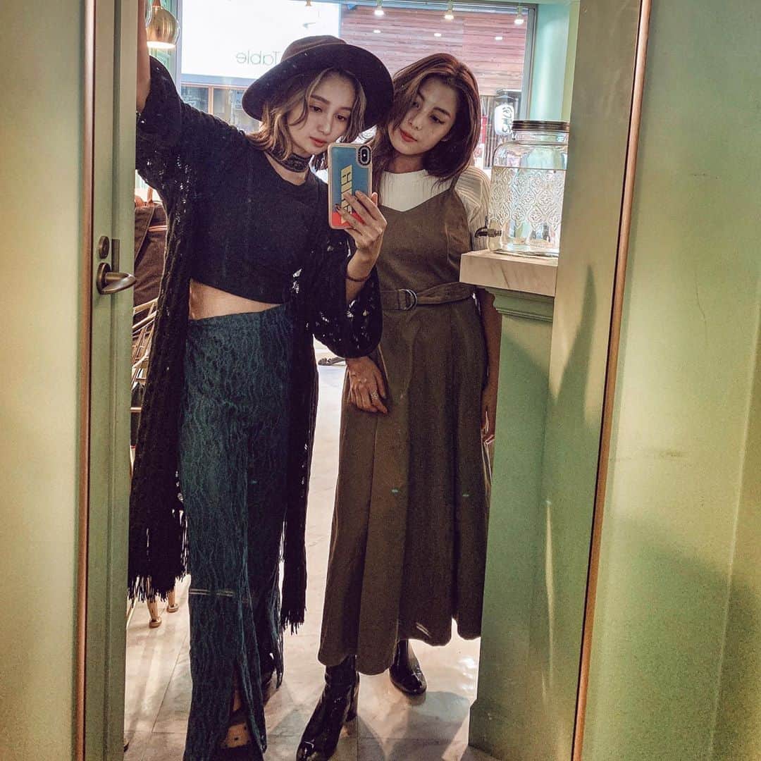 チアコマのインスタグラム：「. . なかよぴ♡ カフェにて♡☕️🍰 . . #outfit #fashion #chiakoma #低身長コーデ」
