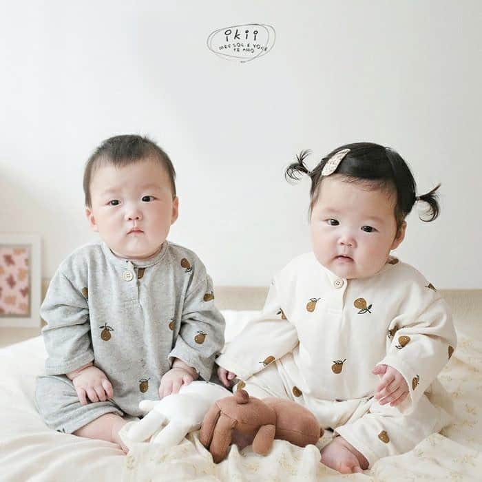 こども達をラブリーにさせる韓国子供服ですー☀さんのインスタグラム写真 - (こども達をラブリーにさせる韓国子供服ですー☀Instagram)「. 洋なし総柄シリーズ♪ . . べビちゃんロンパース👶 キッズセパレートセット👧 ママワンピース👩 . み～んなおそろい！🍐 .  . . .  . . . . . . . . . . .  #韓国子供服 #マリンキャッスル #くすみカラー #ニュアンスカラー #女の子ママ #男の子ママ  #こども服 #ベビー服 #こどものいる暮らし #保育園着 #幼稚園着 #コドモノ #おしゃれママさんとつながりたい #定番コーデ #韓国こども服 　#産休　#育休　#モニタープレゼント　#秋冬ファッション　#marinecastlewear #autumnwinterkidswear 　　#韓国ファッション　　#2020秋冬アパレル　#Aosta #セットアップ　#くまさんシリーズ　#ベレー帽　#レギンス #ロンパース」10月6日 10時54分 - marinecastle_kids