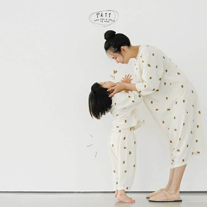 こども達をラブリーにさせる韓国子供服ですー☀さんのインスタグラム写真 - (こども達をラブリーにさせる韓国子供服ですー☀Instagram)「. 洋なし総柄シリーズ♪ . . べビちゃんロンパース👶 キッズセパレートセット👧 ママワンピース👩 . み～んなおそろい！🍐 .  . . .  . . . . . . . . . . .  #韓国子供服 #マリンキャッスル #くすみカラー #ニュアンスカラー #女の子ママ #男の子ママ  #こども服 #ベビー服 #こどものいる暮らし #保育園着 #幼稚園着 #コドモノ #おしゃれママさんとつながりたい #定番コーデ #韓国こども服 　#産休　#育休　#モニタープレゼント　#秋冬ファッション　#marinecastlewear #autumnwinterkidswear 　　#韓国ファッション　　#2020秋冬アパレル　#Aosta #セットアップ　#くまさんシリーズ　#ベレー帽　#レギンス #ロンパース」10月6日 10時54分 - marinecastle_kids