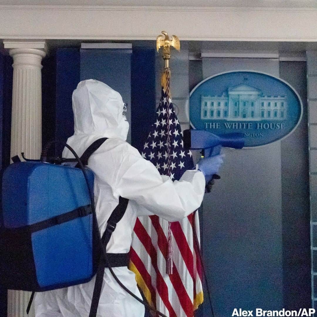 ABC Newsさんのインスタグラム写真 - (ABC NewsInstagram)「📸 A member of the White House cleaning staff wears full protective while gear cleaning the James Brady Briefing Room on Monday.  At least three members of the White House press office have tested positive for COVID-19 in recent days, as have at least three journalists who cover the White House.」10月6日 10時54分 - abcnews