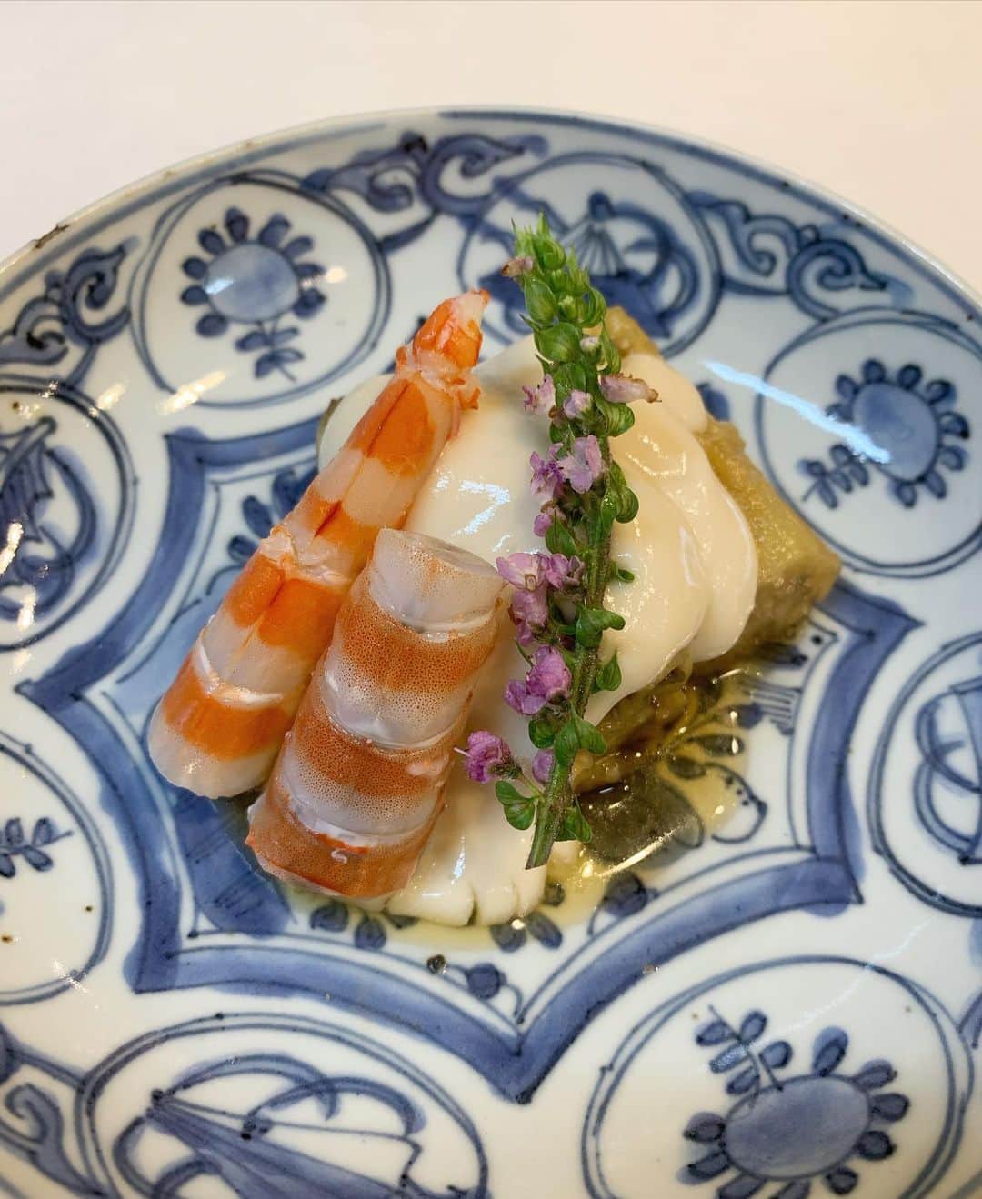 豊田麻子さんのインスタグラム写真 - (豊田麻子Instagram)「車海老、じゃがいももち、オクラの味噌漬け、いくら丼など🍚  昨日のいくらはパンパンに膨らんでいて、お米に乗らずに下に落ちてしまうほどでした。産卵間近だった卵が自分の口にあることを思うと、感謝して美味しく楽しくいただくほかありません🙏🍀  #おうちごはん　#和食ナイト」10月6日 10時59分 - asako_sen