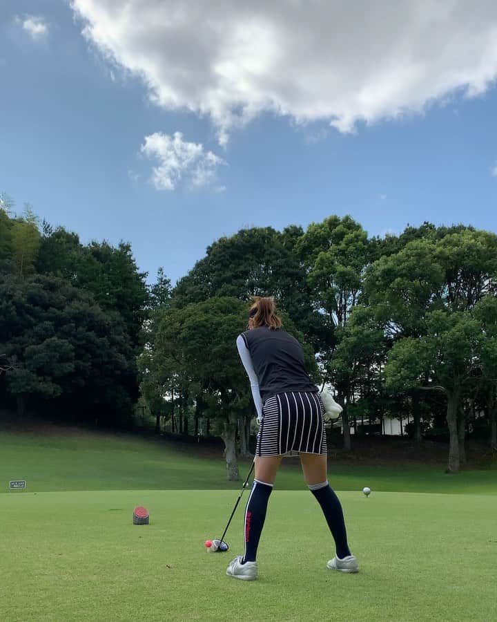 あやごるふのインスタグラム：「ドライバーの不調が戻りました😭🙏💖﻿ ﻿ 原因が判明しました。﻿ ﻿ ﻿ それは、、、﻿ ﻿ 【体重】﻿ ﻿ です🐷wwwwwww﻿ ﻿ ﻿ ドライバーの飛距離が50〜80yd落ちてしまい、﻿ 飛ばなくなった〜って落ち込んでた時。﻿ ﻿ その時は今より3キロ軽かったです。笑﻿ （沖縄、北海道あたり）﻿ ﻿ ﻿ 最近、宅建士試験勉強のストレスで﻿ アホみたいに食べてたら3キロ太って、﻿ このラウンドは不調から2週間ぶりのゴルフだったんだけど、、﻿ ﻿ 見事に絶好調スイングに戻ってる😂😂🙌﻿ ﻿ 3キロも痩せちゃあ﻿ ヘッドスピードの速い私のスイングに﻿ 身体が着いていけなかったんでしょうねwwww﻿ ﻿ ﻿ お騒がせいたしました🙇‍♀️﻿ ﻿ ﻿ でもあの時みなさんから頂いた﻿ 沢山のアドバイスと励ましのDM、﻿ スクショして切り取ってお気に入りにして﻿ 今でも読み返してます😊💖﻿ ﻿ とても参考になるので本当に有り難かったです🙇‍♀️✨﻿ ﻿ いつもありがとうございます😆‼️﻿ ﻿ ﻿ ﻿ ﻿ ﻿ #golfnetwork #golf #golfswing #golfwang #reginagolf  #golfgirls #instagolf #golfstagram #ゴルフ #ゴルフ女子 #アルチビオ #ゴルフ好き #ゴルフ部 #ゴルフ動画 #ゴルフ練習 #ゴルフコーデ #골프 #ゴルフスイング #ゴルフ大好き #ゴルフ好きな人と繋がりたい #ゴルフばか #archivio #golfgirl #不動産投資 #골프 #골프웨어 #골프스타그램 #해외여행 #예쁘다 #다이어트」