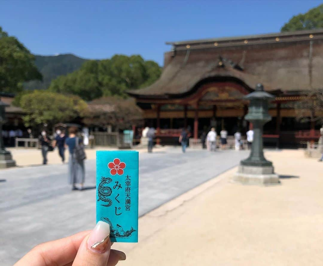 水越愛華さんのインスタグラム写真 - (水越愛華Instagram)「初めての福岡✈︎🤍  おみくじの色がかわいい💙 梅ヶ枝餅美味しかった〜🤍  #太宰府天満宮#福岡 #おやつ禁止 #チャック #笑  写真撮影した時のみマスク外してます。」10月6日 11時11分 - iamemika21