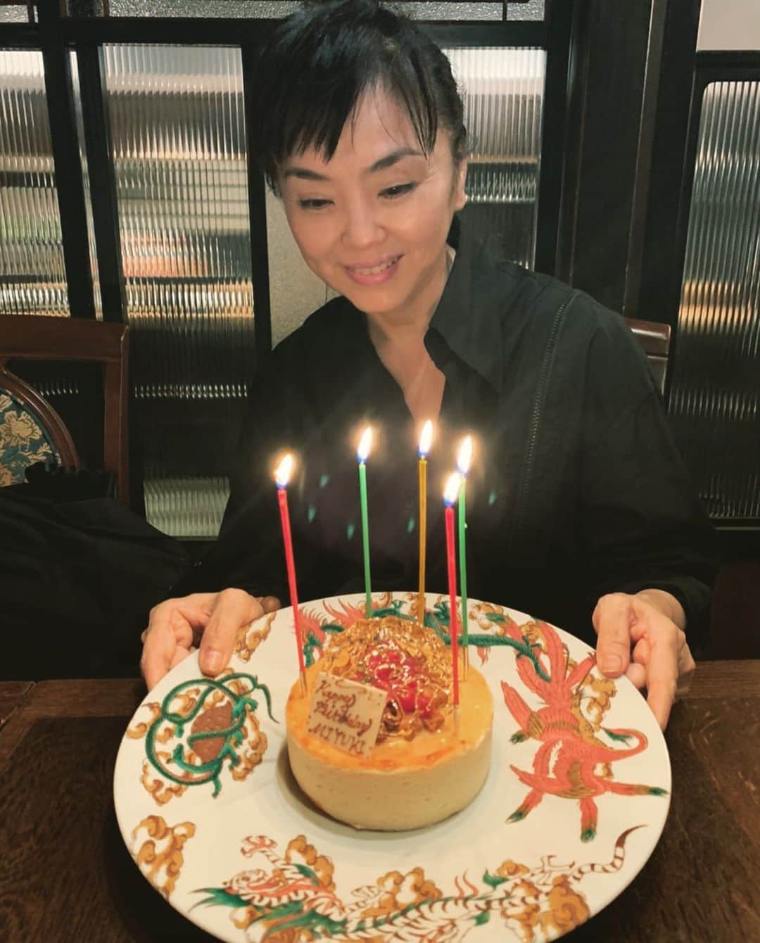 松田美由紀のインスタグラム：「今日は誕生日！ 翔太主催の家族の 誕生会を昨日ひらいて貰いました。 このお皿は翔太からのプレゼント🎁しあわせー。  #誕生日プレゼント」
