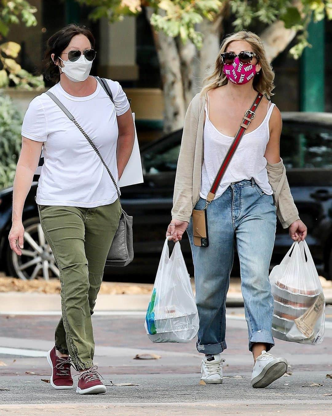 Just Jaredさんのインスタグラム写真 - (Just JaredInstagram)「Longtime friends @sarahmgellar and @theshando were spotted picking up some food-to-go together on Monday afternoon #SarahMichelleGellar #ShannenDoherty」10月6日 11時11分 - justjared