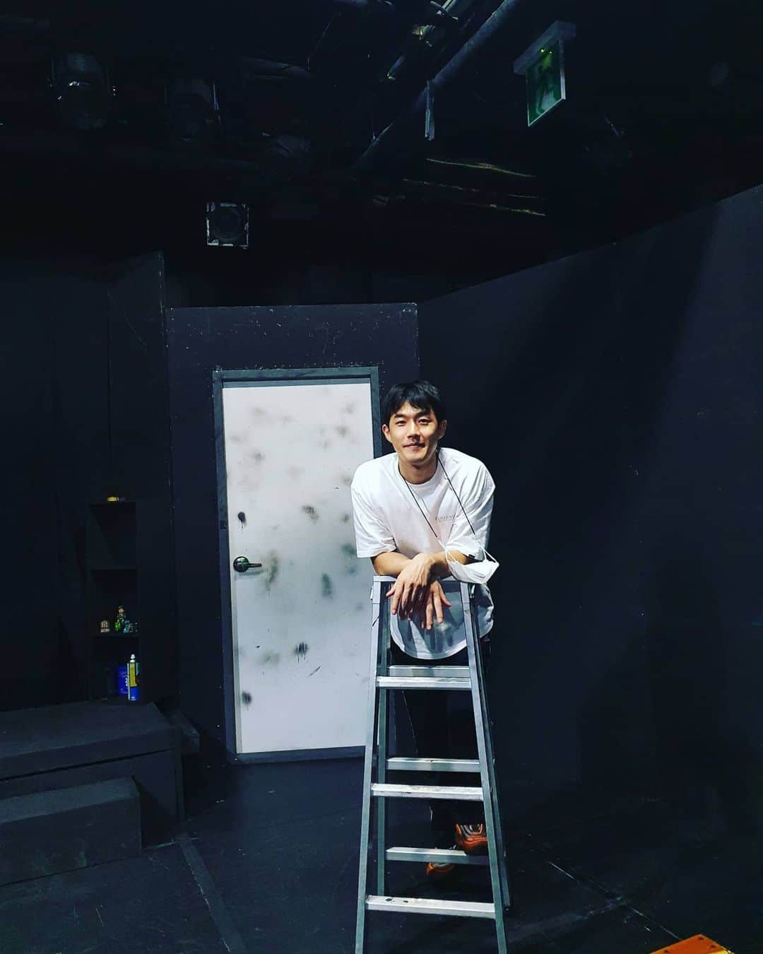 キム・ホチャンさんのインスタグラム写真 - (キム・ホチャンInstagram)「. . . 저희작품은  저희가 작품,무대,조명,기타 등등   all 100% 만드는 순수 창작물 입니다.  공연전문 제작사에서 만드는   화려하고 웅장하고 멋진 작품은 아니지만  저희들이 쓰고!  저희들이 만들고!  저희들이 못질하고! 저희들이 조명달고!  열정,패기,근성,끈기 등을 갈아 넣어서 만든   순수 100% 창작물입니다.  저는 여기 연출님과  배우 선,후배님들하고 작업하는 것을 좋아합니다.  왜냐하면!   예술을 사랑하던 예전 20대의 김호창으로 돌아갈수 있어서요.  오늘은  무대셋트 만들고 조명달고 하는 날입니다.  열심히 하고 있으니 부족하지만   저희 연극 많이 보러 와주셔요.」10月6日 11時09分 - hochang_21