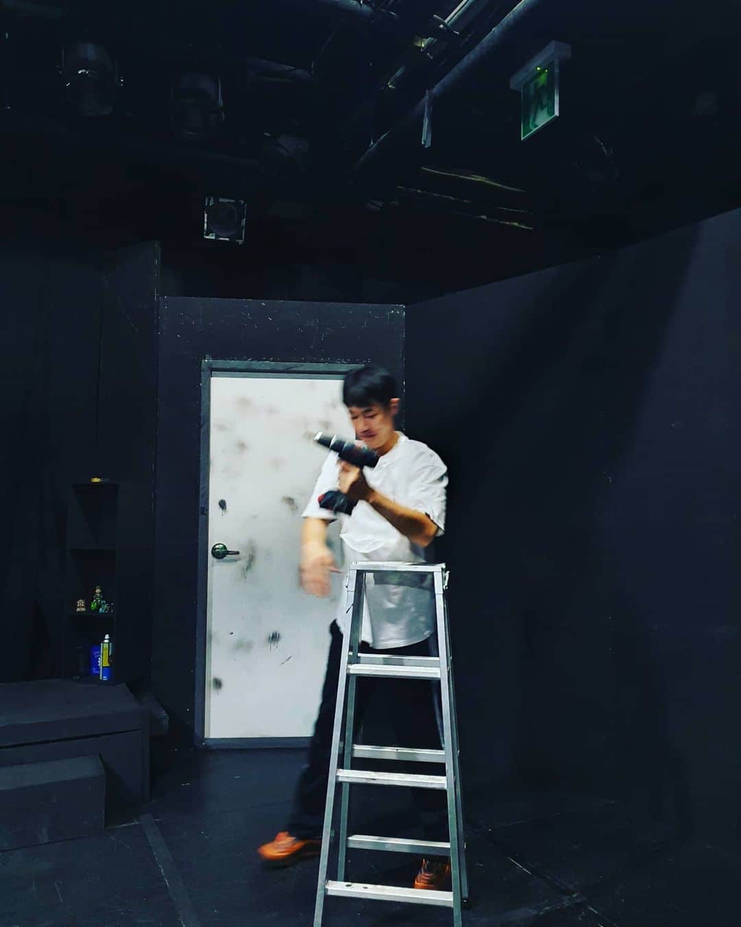 キム・ホチャンさんのインスタグラム写真 - (キム・ホチャンInstagram)「. . . 저희작품은  저희가 작품,무대,조명,기타 등등   all 100% 만드는 순수 창작물 입니다.  공연전문 제작사에서 만드는   화려하고 웅장하고 멋진 작품은 아니지만  저희들이 쓰고!  저희들이 만들고!  저희들이 못질하고! 저희들이 조명달고!  열정,패기,근성,끈기 등을 갈아 넣어서 만든   순수 100% 창작물입니다.  저는 여기 연출님과  배우 선,후배님들하고 작업하는 것을 좋아합니다.  왜냐하면!   예술을 사랑하던 예전 20대의 김호창으로 돌아갈수 있어서요.  오늘은  무대셋트 만들고 조명달고 하는 날입니다.  열심히 하고 있으니 부족하지만   저희 연극 많이 보러 와주셔요.」10月6日 11時09分 - hochang_21