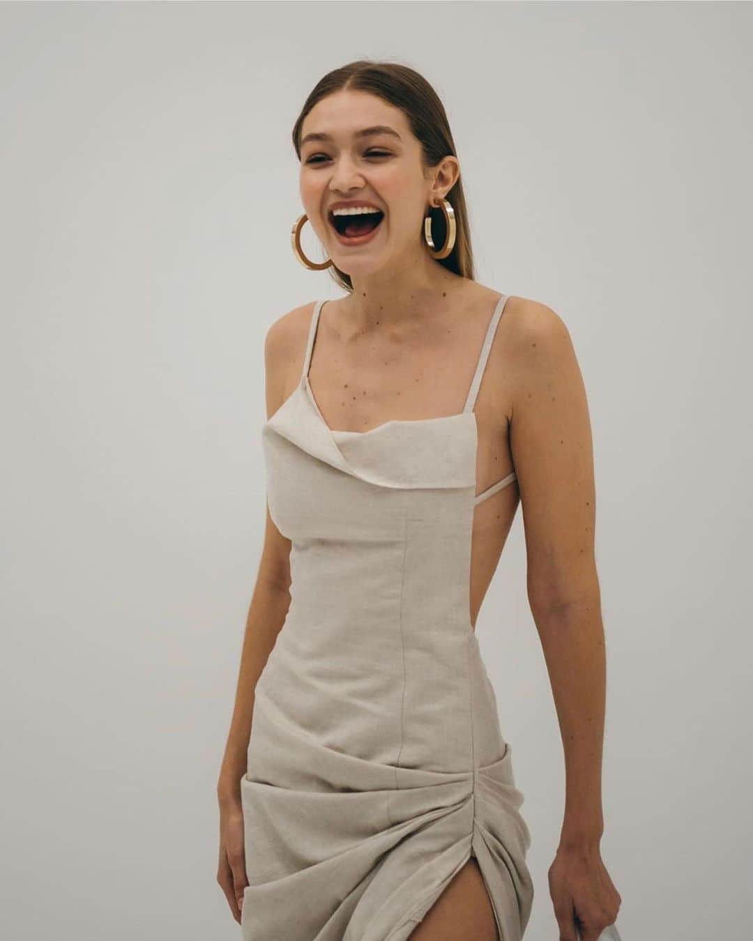 I.T IS INSPIRATIONさんのインスタグラム写真 - (I.T IS INSPIRATIONInstagram)「Effortless chic, pure and minimal. - Renowned as a self-taught designer who “tells a beautiful story” in womenswear, a Simon Porte Jacquemus crested his namesake label at 19. The artistic expressions, bold pop of colours and romantic flair in his stunning collections quickly boasted a solid reputation in modern French fashion. - The dress on @gigihadid proves that less is more. Accentuated by the draped and ruched detailing towards the side, the dress is finished with an asymmetrical hem and folded neckline. Explore the FW20 collection in store and online today. - @jacquemus #ITHK #ITisInspiration #jacquemus #fw20 #runway #dress #gigihadid」10月6日 11時21分 - ithk