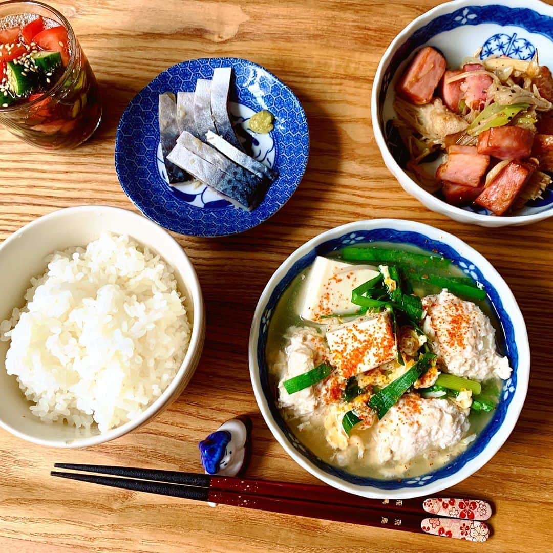 のインスタグラム：「昨夜は久々に酔っ払い過ぎて気付いたら家に居てイヌたちに囲まれてました🐕🐕 昨日の内に作っておいたご飯たちで罪悪感を打ち消す作戦決行中。。 頂いた秩父のベーコン美味しい🥓 #小料理飛鳥 #二日酔いなう」
