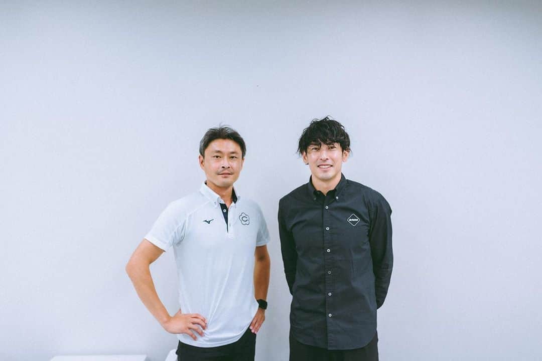 秋本真吾のインスタグラム：「久々に恩師との再会。  中京大学さんのキャリアデザインの授業のゲストとしてお呼びいただき恩師と対談をさせていただきました。  大学院時代に眞鍋さんから学んだことは今の僕の人生の礎になっています。  こんな光栄なことはありません。これからも恩返しは続く。  #眞鍋芳明 先生 #中京大学 #陸上競技部監督 #国際武道大学大学院時代の指導教官 #恩師」
