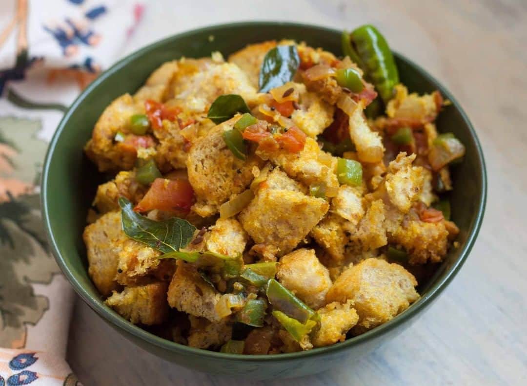 Archana's Kitchenさんのインスタグラム写真 - (Archana's KitchenInstagram)「A spicy and tangy bread upma recipe for those days when you need your breakfast quickly and you have minimal ingredients at home, and the leftover bread comes to your rescue. Try this recipe and tell us how you liked it :) Get the recipe from the smart.bio link in my profile @archanaskitchen . . . . . . #recipes #easyrecipes #breakfast #Indianbreakfast #archanaskitchen #healthyeating #highprotein #breakfastclub #dosa #dosarecipes #dosabatter #ragi #ragidosa #mysoremasaladosa #homemadefood #eatfit #cooking #food #healthyrecipes #foodphotography #recipeoftheday #comfortfood #deliciousfood #delicious #instayum #food」10月6日 11時30分 - archanaskitchen