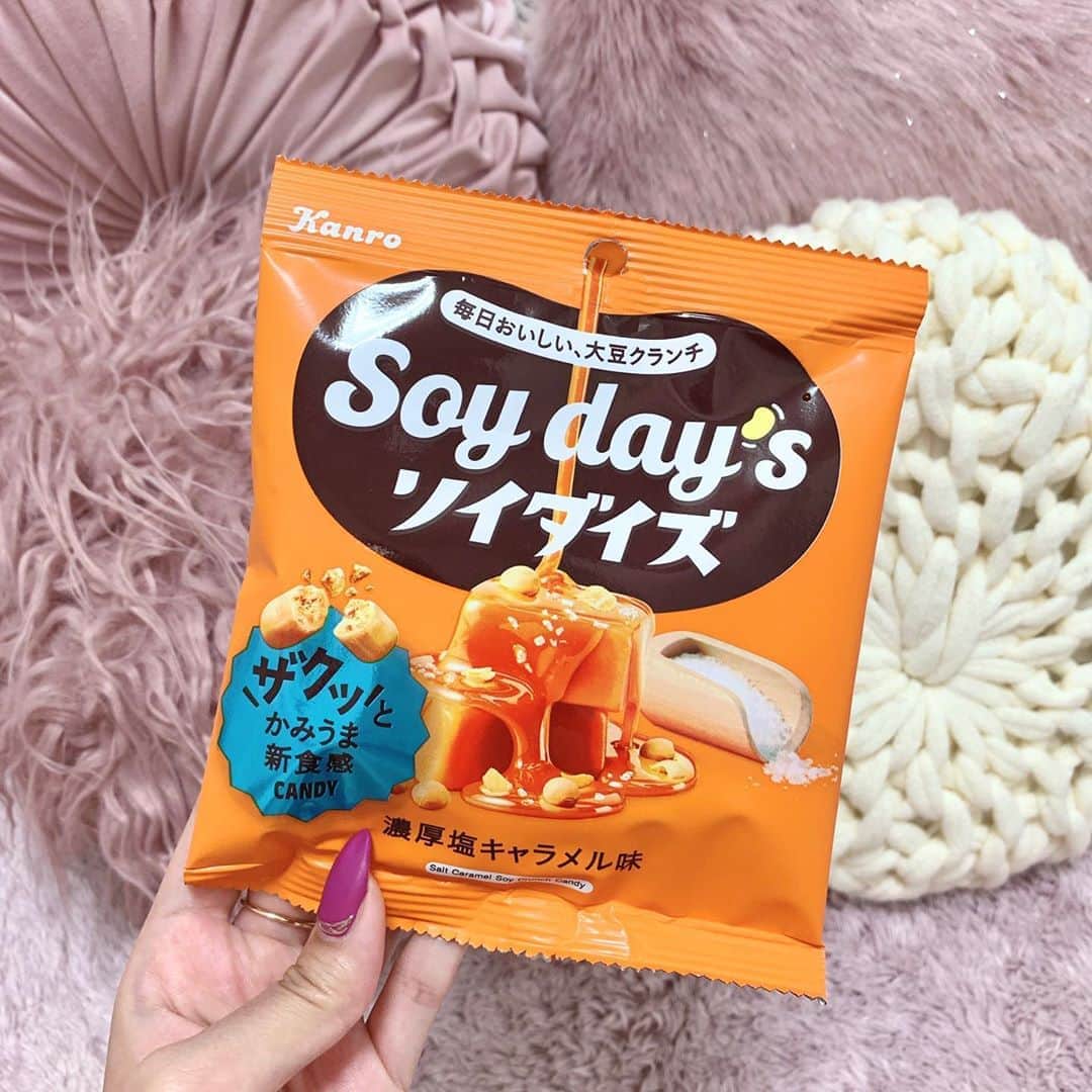 吉川ちかさんのインスタグラム写真 - (吉川ちかInstagram)「セブンで見つけた ソイダイズ買ってみたよん‼️ . ザクザクしてて 美味しかった🥺💓 大豆×塩キャラメル味って 意外と合うんだね！！ . 飴みたいに舐めれるから お口が寂しい時に食べてます😌💕 . #ソイダイズ#ソイダイズ濃厚塩キャラメル #塩キャラメル味#大豆#クランチ#大豆クランチ#セブンイレブン#セブン」10月6日 11時30分 - yoshikawachika_1116