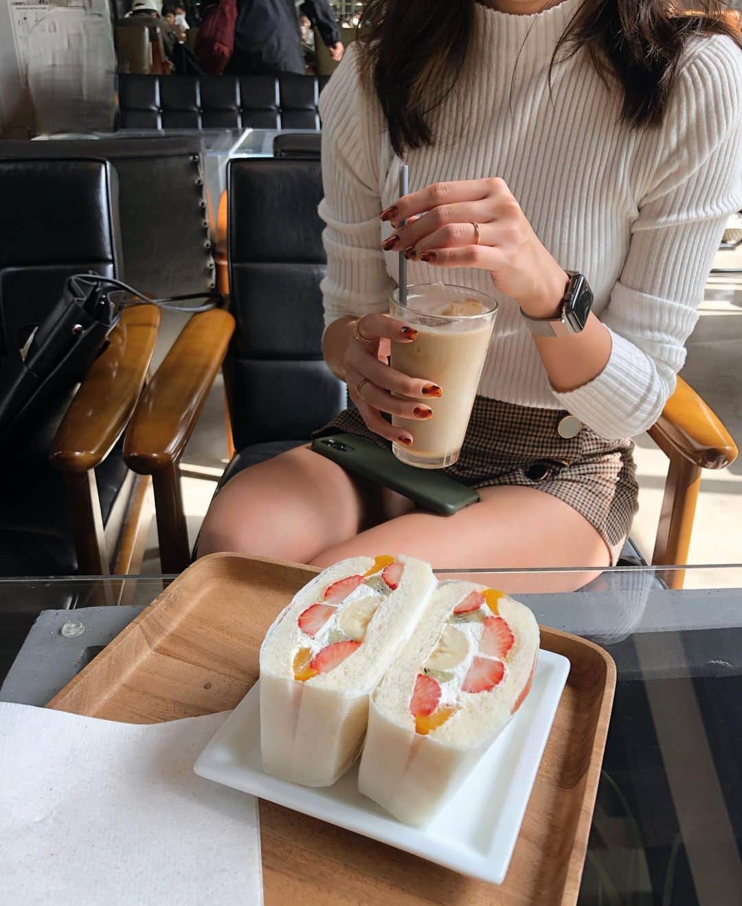 のインスタグラム：「❁ 今日は朝からカフェ行って大好きなカフェオレ飲んで1日をスタート🥺(たまにはいいねw) 今日も予定びっしりなので頑張っていくよ〜🤎🤎🤎  #カフェ #カフェ巡り #お洒落カフェ #韓国 #韓国っぽカフェ #そろそろ旅行行きたい」