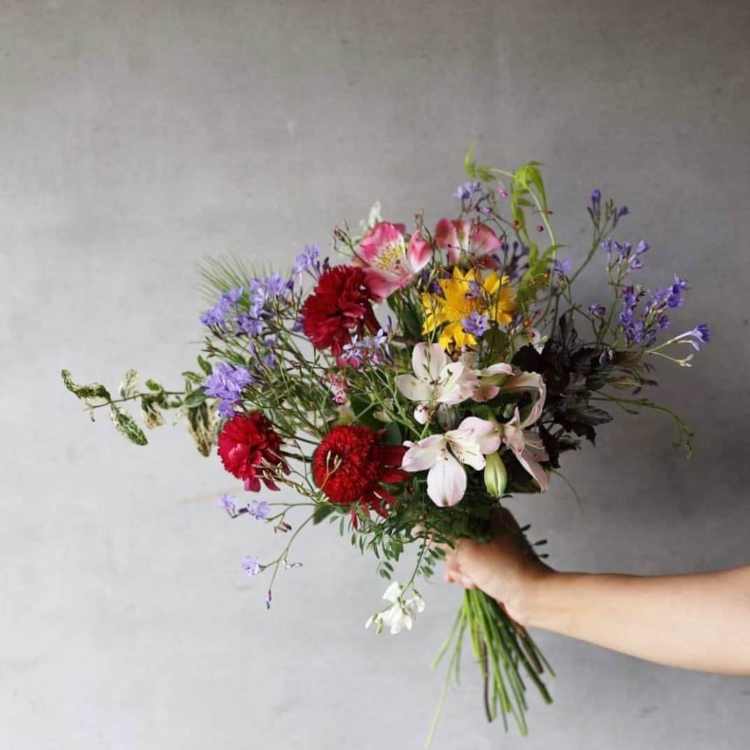 前田有紀さんのインスタグラム写真 - (前田有紀Instagram)「信州・片桐花卉園とのコラボレーションでお届けしているthank you bouquet！は、9月から秋のラペイロージャの入った特別版（guiからもお花のヘアアクセサリーをお届けしています。）でお送りしていますが、このセットがとても人気なのでラペイロージャの季節が終わるまで延長することにしました。guiからのお届けは今週末がラストになります！ . いまは一年中手に入るお花も多いですが、本当のお花の旬はとても短くて、「いまこの季節だけのもの」である草花の魅力をお届けできたらいいなと企画しました。日本には四季があるからこそ、季節ごとの楽しみがあり、過ぎ去ってしまうからこそいまこの瞬間を大切に噛みしめられるのだと、日々感じています。季節の花が咲き、散り、枯れてゆくまで見つめる。そんな楽しみ方ができたら、花のある暮らしもより深まっていくと思います。 . 信州片桐花卉園で収穫したお花をその日のうちに水揚げして発送するので翌日には新鮮なうちにお届けいたします。シャキシャキとしたフレッシュなお花をお楽しみくださいね。 . また来週あたりに片桐さんとまたInstagram LIVEしたいと企画しています。こちらもちょっとスペシャルな形でお届けできるかも！？また、決まったらお伝えしますねー！　@sowel_by_katagirikakien のオンラインストアもとても素敵なので覗いてみて欲しいです。 . thank you bouquet のご注文は @gui.flower  から承ります。リンクからオンラインストアへどうぞ。 . @gui.flower  @katagiri_akihito  @sowel_by_katagirikakien」10月6日 11時46分 - yukimaeda0117