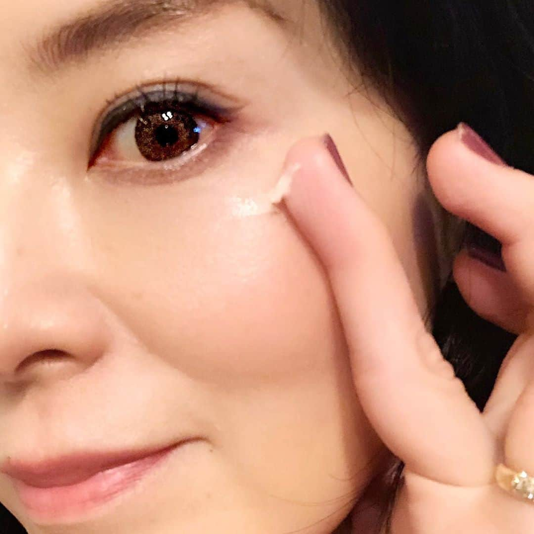 25ans Beautyさんのインスタグラム写真 - (25ans BeautyInstagram)「【ビューティメダリストのお気に入り】  BM1期生の木村真弓です✨@paresseuse_mayumi  昔から銀座のエステもお世話になっているミキモトは、コスメも優秀🦪 今回、お試しさせていただいたミキモトコスメティックス「リンクル　アドバンスト　クリーム」(20g・¥10,000税抜) 有効成分「ナイアシンアミド」が本当に優秀で、深いシワ改善にしっかり働きかけてくれます💪 有効成分を真皮へ届ける独自の浸透システム[リンクルアプローチシステム]で、深いシワまでアプローチ。肌の保湿を担う成分と同じ働きを持つ「パールコンキオリン」、潤いを長くどどめる「パールコラーゲン」、ハリに着目した海藻由来の「マリンハーブエキス」を配合。 朝晩の使用で、気になる目尻のシワがかなり浅くなりました♬  深い諦めかけていたシワにも変化が見られ、嬉しい…。 #リンクルアドバンストクリーム #シワ改善 #ミキモトコスメティックス #パールコンキオリン #パールコラーゲン #ナイアシンアミド #pr #ミキモトコスメティックスcl #コスメラウンジ #オンラインラウンジ10 #25ans_beauty #美容好きな人と繋がりたい #スキンケアマニア #aging #木村真弓 #agingmanegement #50代 #madeinjapan #wrinkle #mikimoto」10月6日 11時46分 - 25ans_beauty