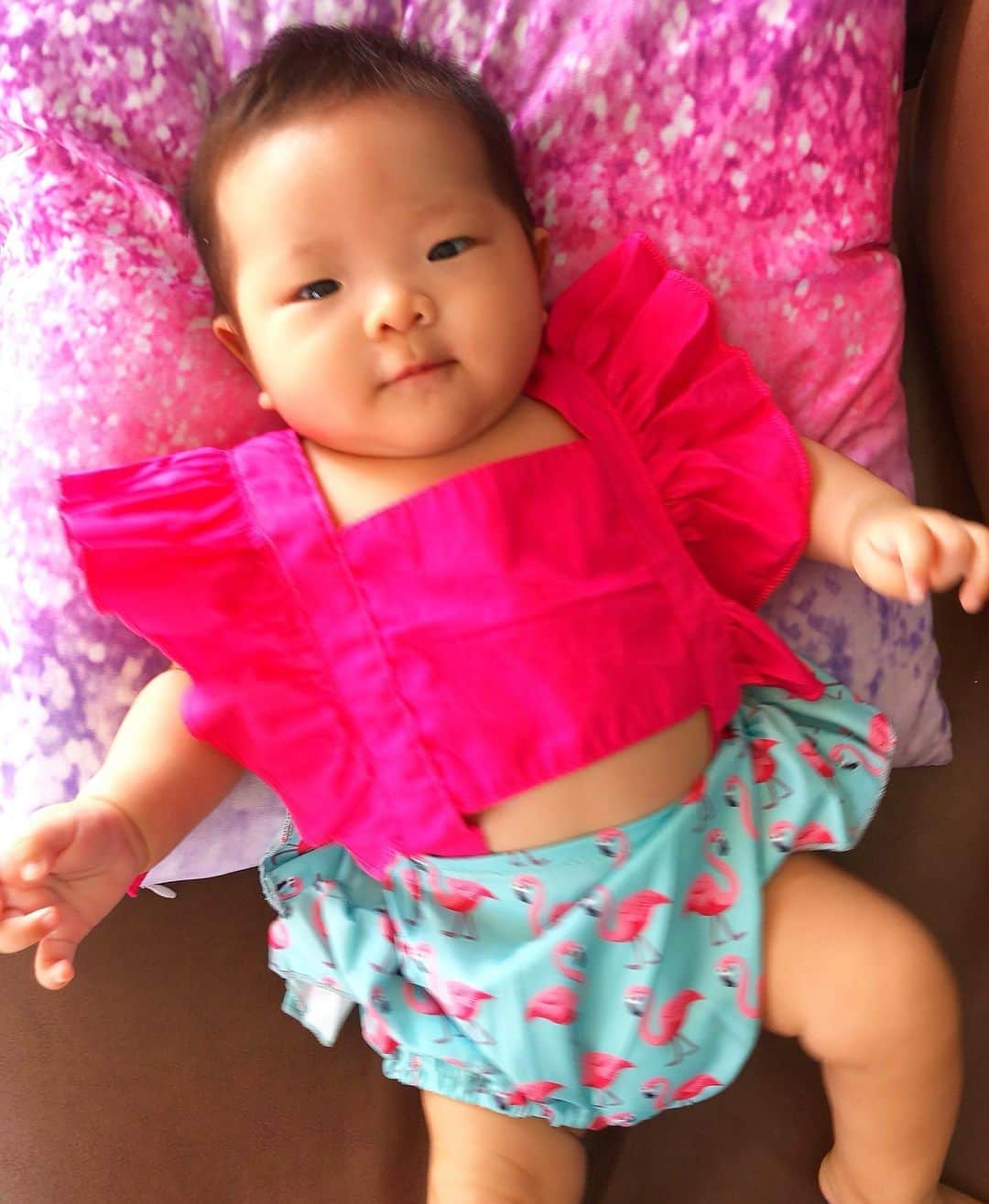 miniさんのインスタグラム写真 - (miniInstagram)「もうあっという間にギョウザ先生より大きくなっちゃった👶🏽🐺💓💜 ギョウザ先生は、未だにアリエルがいい子いい子しようとすると凄い勢いで逃げますが、、😅 アリエルが興味なさそうにしてたり、暇そうにしてると、隣にピトッってくっついてます😛💕 ちっちゃいもんくらぶには、ちっちゃいもんくらぶなりの何かが芽生えてるみたいです👶🏽💘🐺 #ギョウザ先生 #baby #babyanddog #babelbreak #生後3ヶ月 #ベビー #赤ちゃんと犬 #ママ #babyootd #パパ似 #女の子ママ #ベビー服」10月6日 11時39分 - mini.stagram