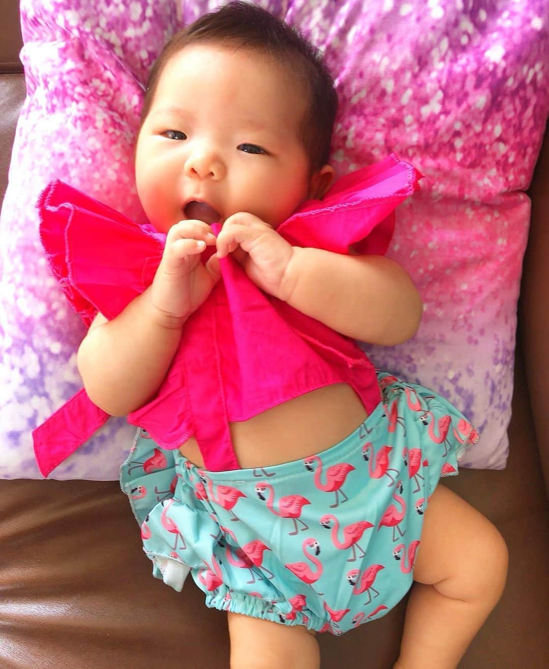 miniさんのインスタグラム写真 - (miniInstagram)「もうあっという間にギョウザ先生より大きくなっちゃった👶🏽🐺💓💜 ギョウザ先生は、未だにアリエルがいい子いい子しようとすると凄い勢いで逃げますが、、😅 アリエルが興味なさそうにしてたり、暇そうにしてると、隣にピトッってくっついてます😛💕 ちっちゃいもんくらぶには、ちっちゃいもんくらぶなりの何かが芽生えてるみたいです👶🏽💘🐺 #ギョウザ先生 #baby #babyanddog #babelbreak #生後3ヶ月 #ベビー #赤ちゃんと犬 #ママ #babyootd #パパ似 #女の子ママ #ベビー服」10月6日 11時39分 - mini.stagram